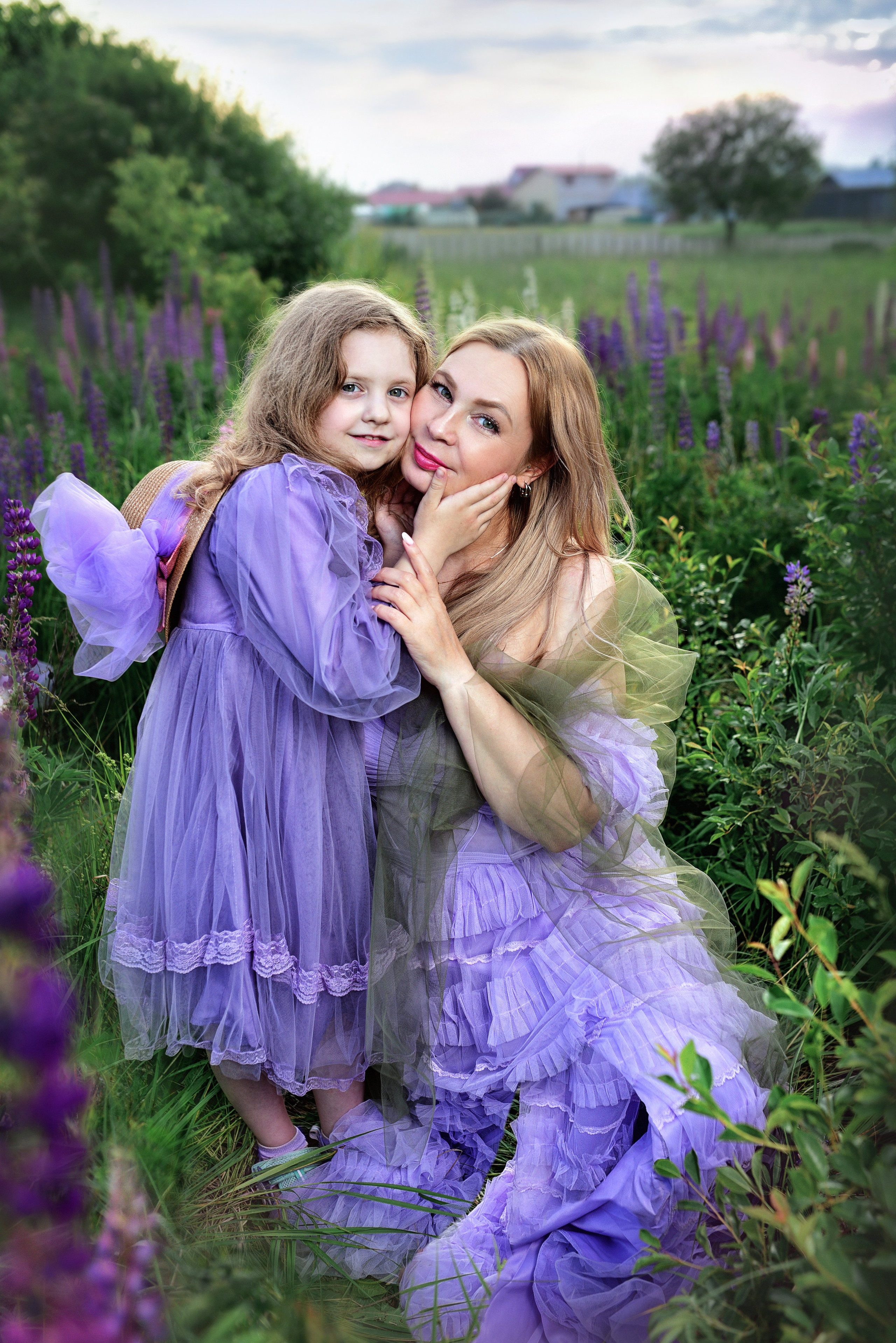 Марина с Алисой в люпинах. 2025. Художественная фотография. Первова Наталья