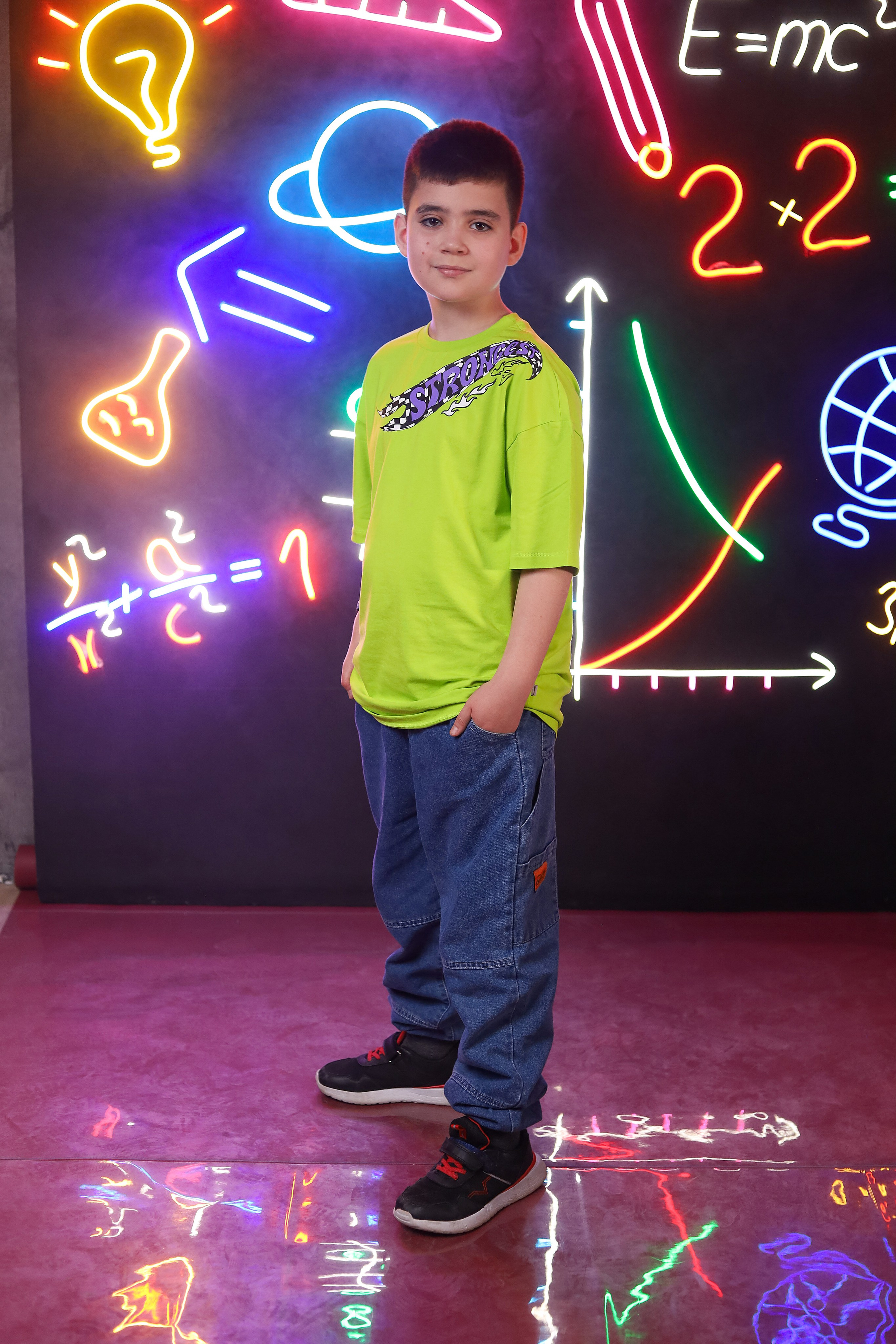 Выпускной альбом "Неон". Выпускные альбомы в Тюмени для школ, садов, вузов спортивных секций