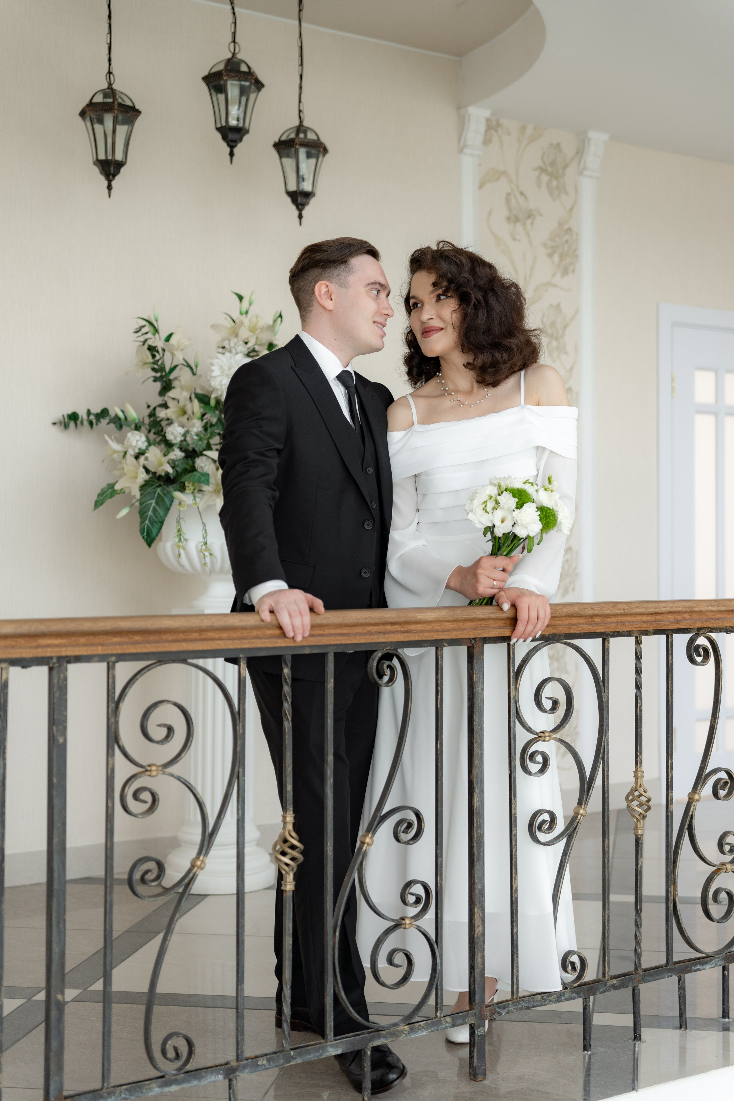 молодожены на лестнице в загсе курортного района в сестрорецке