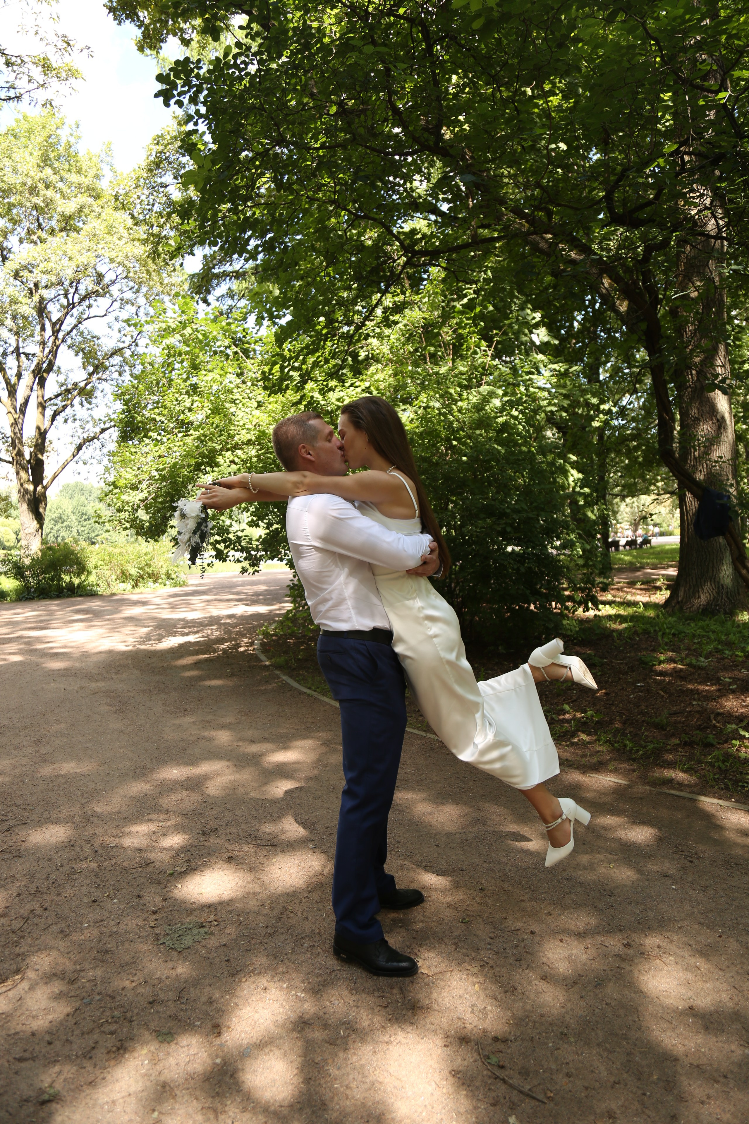 ЗАГС Савёловский свадебная фотосессия и прогулка в парке Дубки для Александра и Анастасии. Фотосессия в студии в Москве от профессионального фотографа услуги по доступным ценам