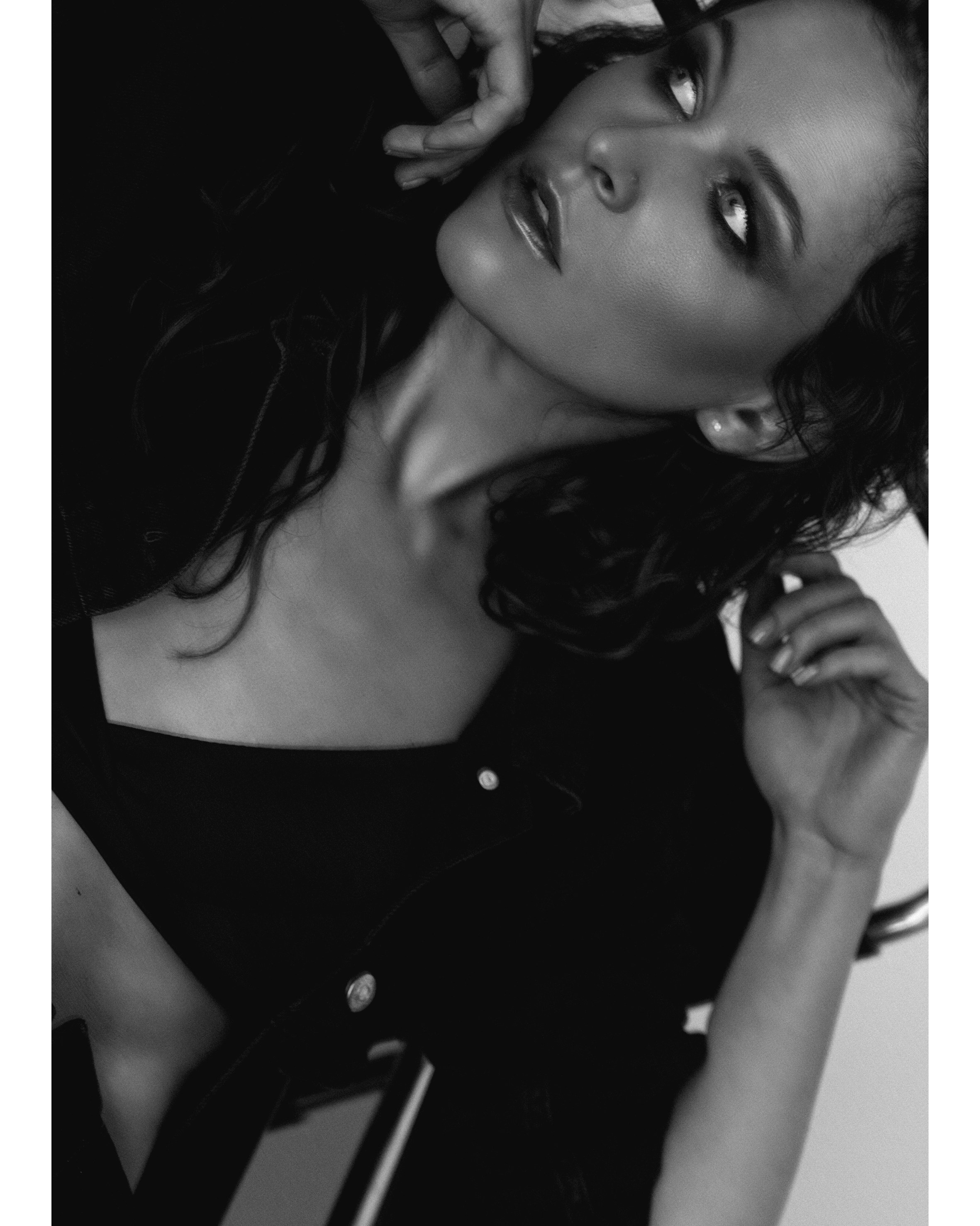 Чёрно-белый авторский портрет Ольги Колгановой, эмоциональная фотосессия, фотограф Ринат Каримов, Алматы