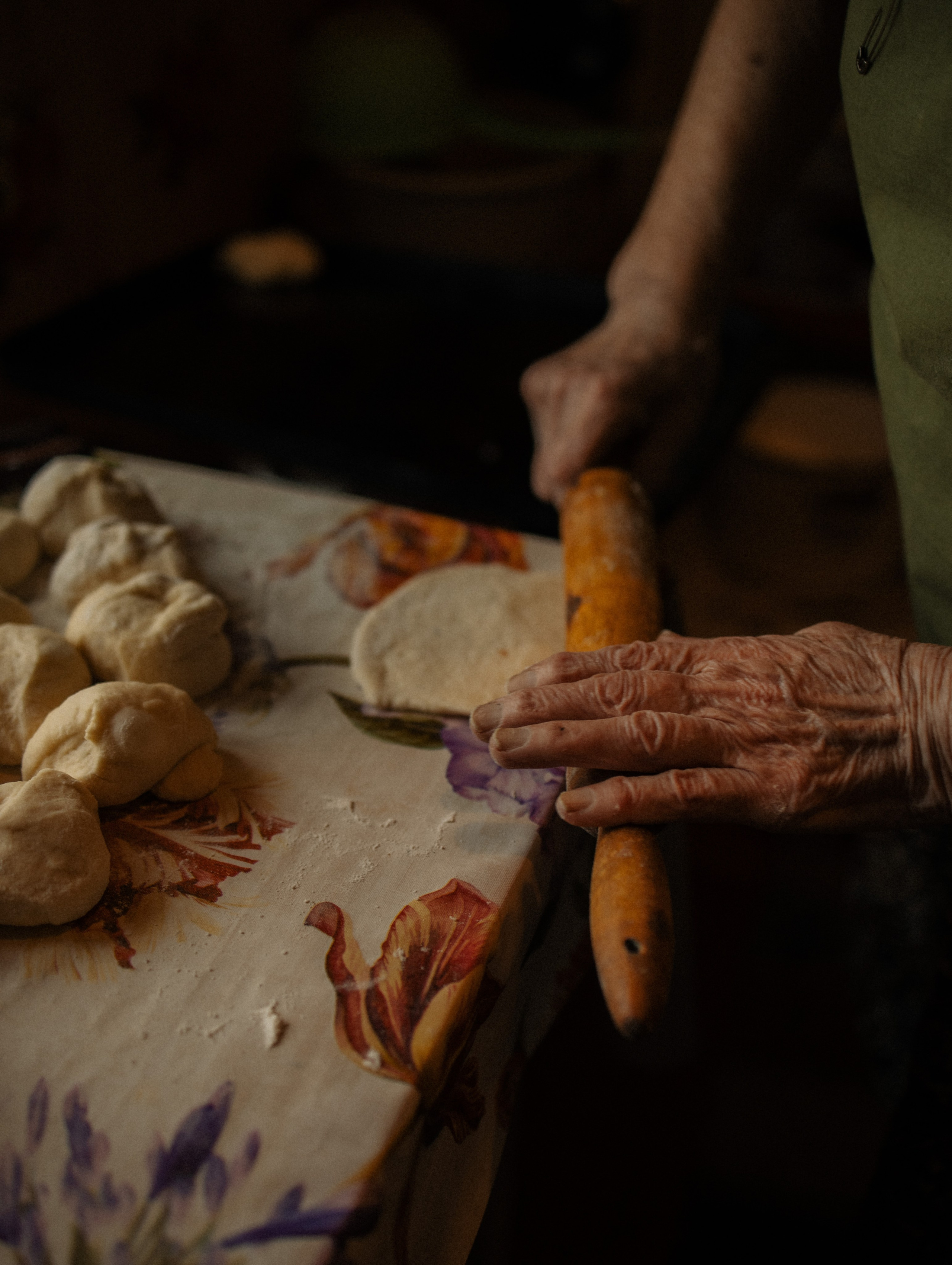 Крупный план, бабушкины руки, раскатывают тесто