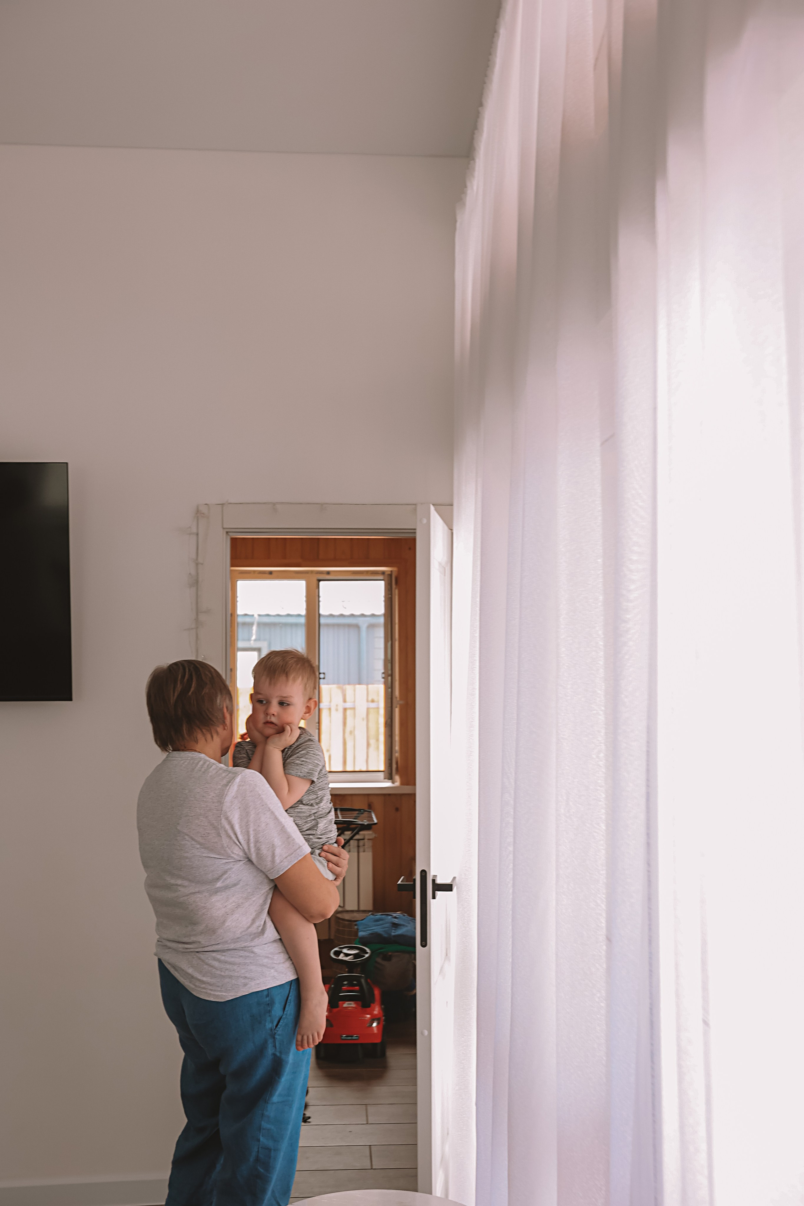 Семейная в домике (репортаж). Семейный фотограф Тюмень, фотограф на роды Салмина Мария