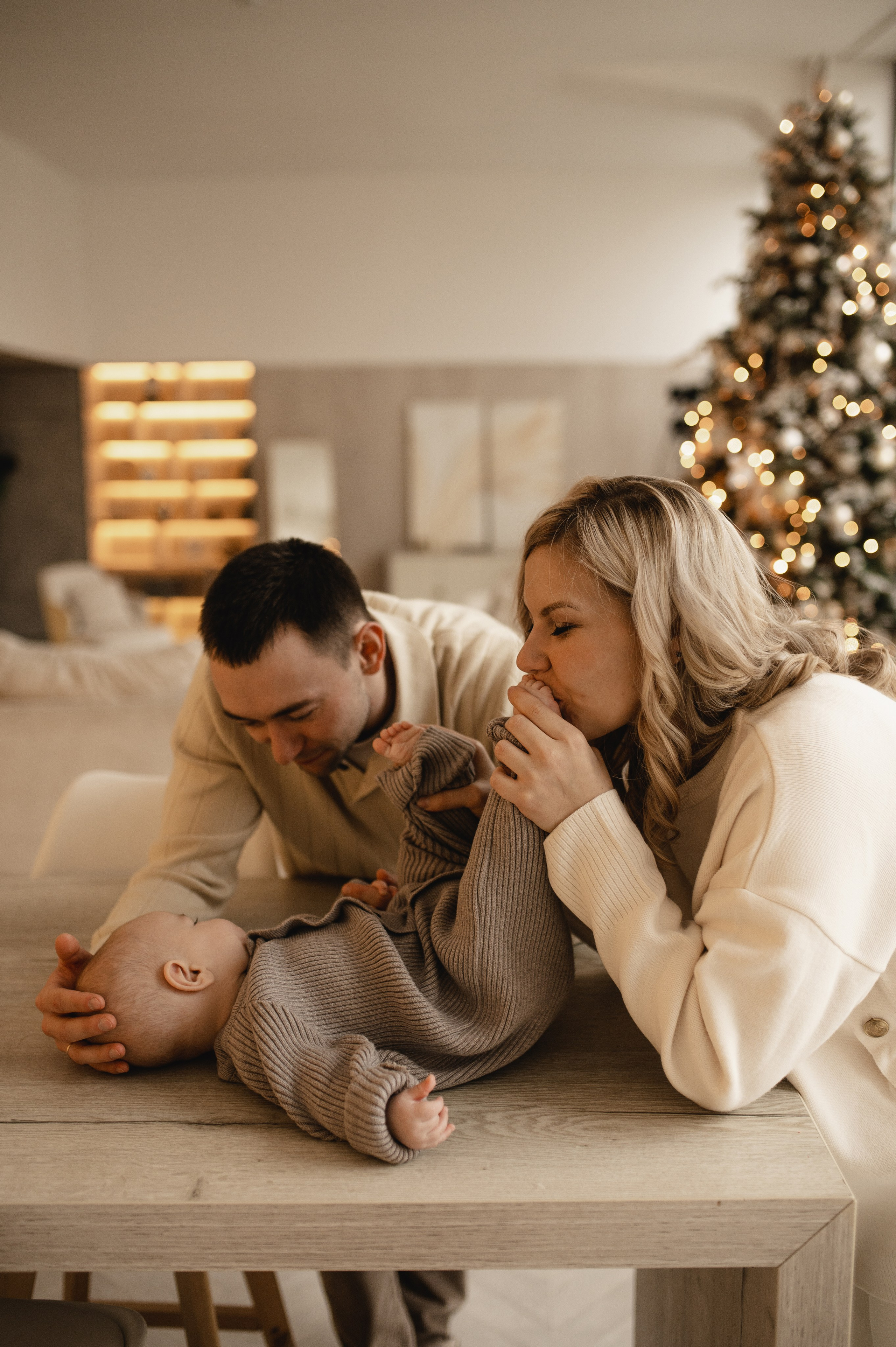 Новогодняя фотосессия в студии с малышом 6 месяцев в Бутово. Семейная фотосессия Бутово Москва фотограф Алина Морщагина