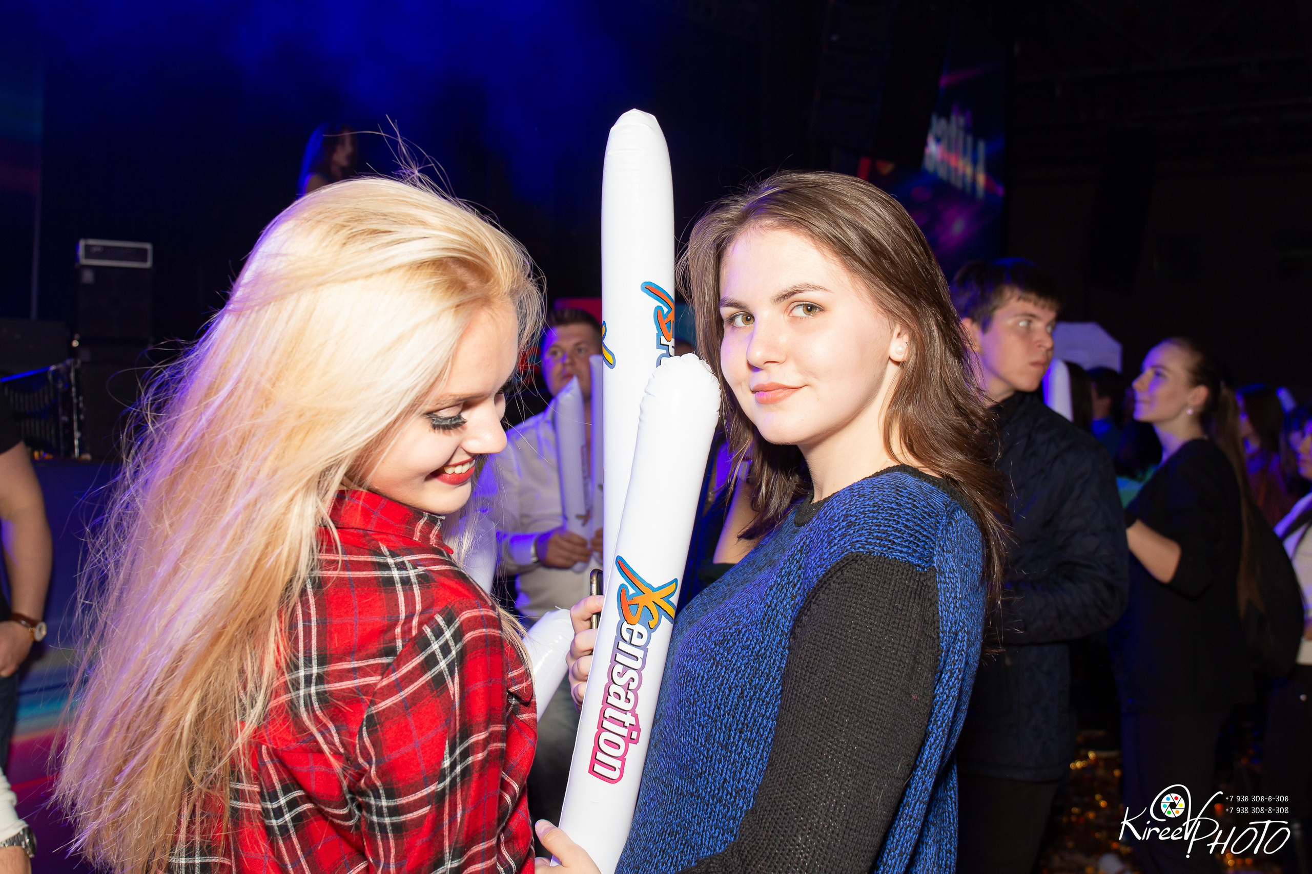 Две Красивые Девушки