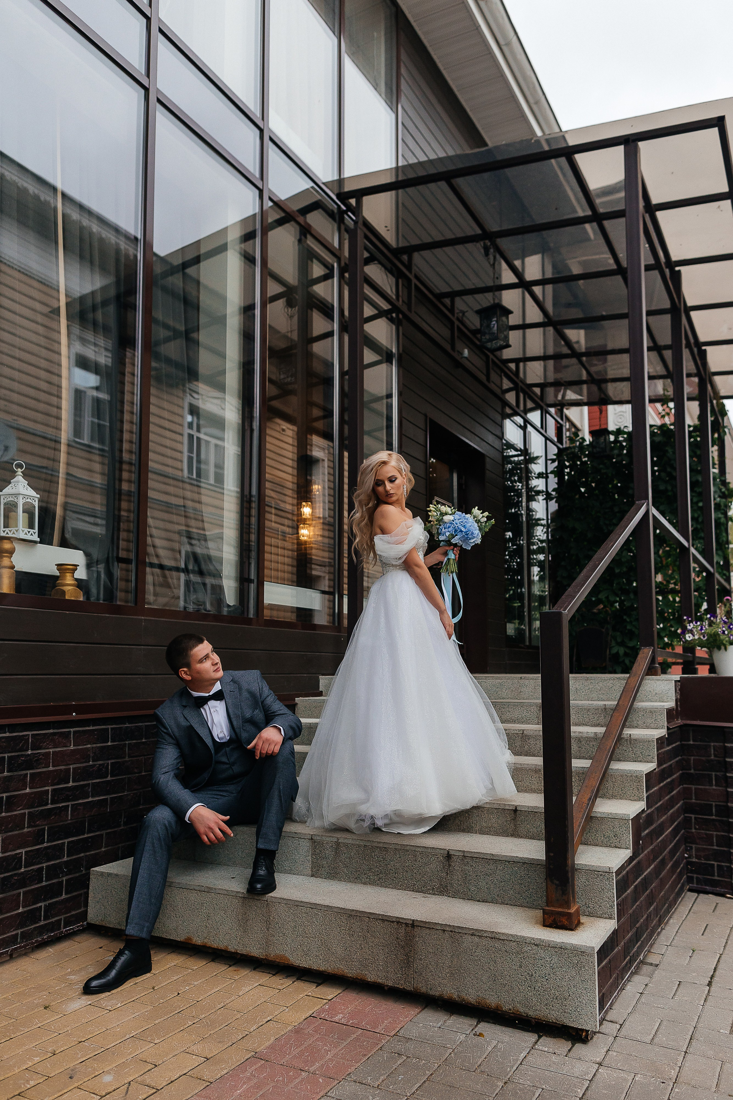 Стильная фотосессия пары в интерьерах ресторана. Олег Сверчков | Свадебный фотограф Вологда