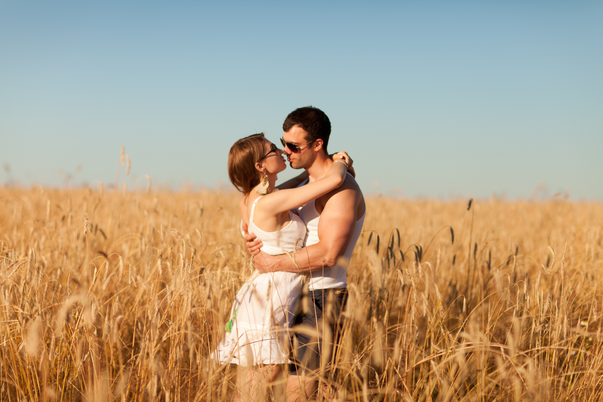Алиса и Сергей, история в полях. Фотограф Денис Гавриленков в Москве