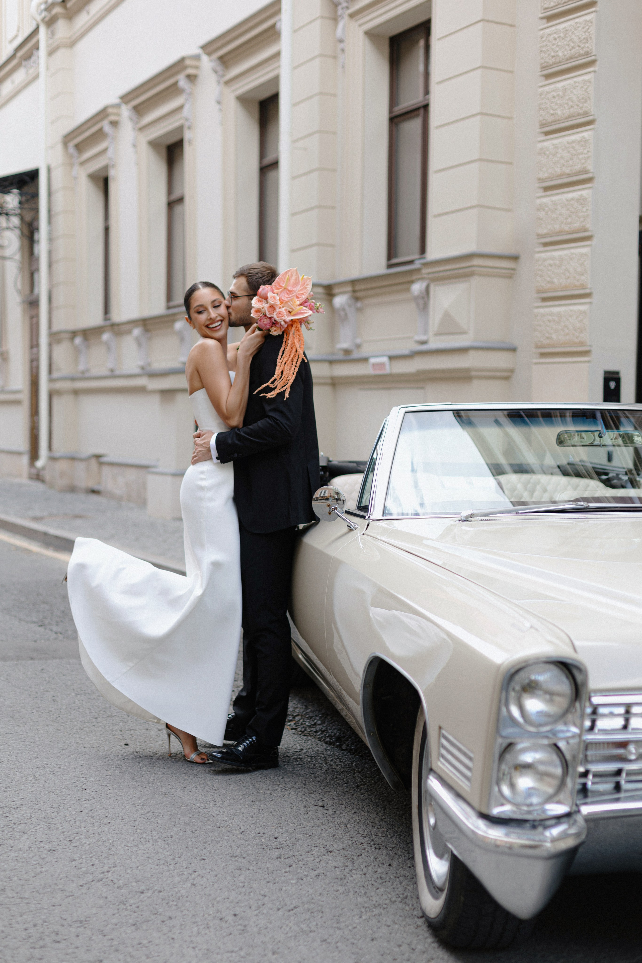 Фотосессия с кабриолетом в Москве свадебная. Свадебный фотограф Москва. Фотограф в Москве Валерия Рожкова