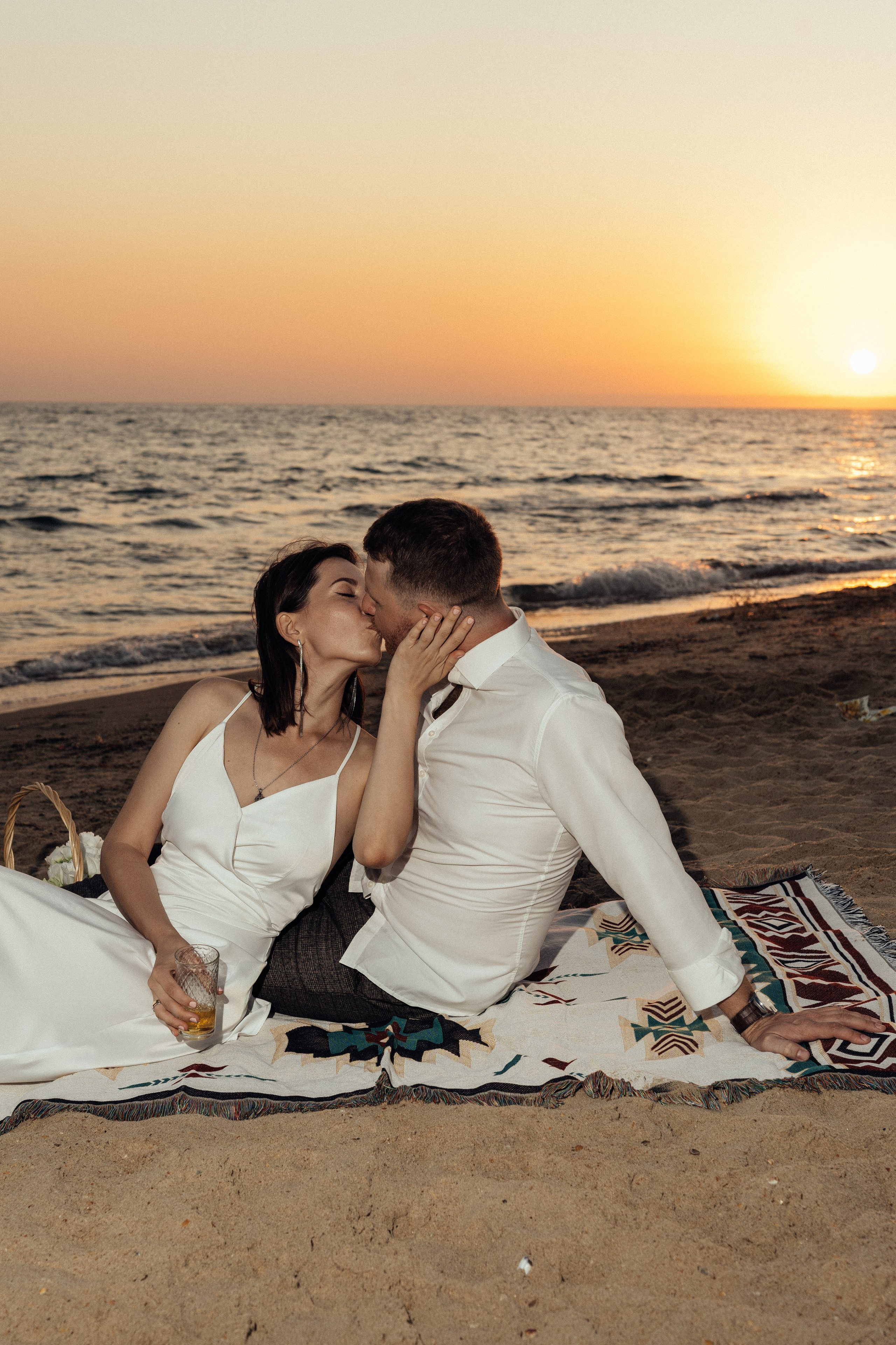 Романтический поцелуй пары на берегу моря, на закате. Анапа, море, песчаный пляж, свадьба.