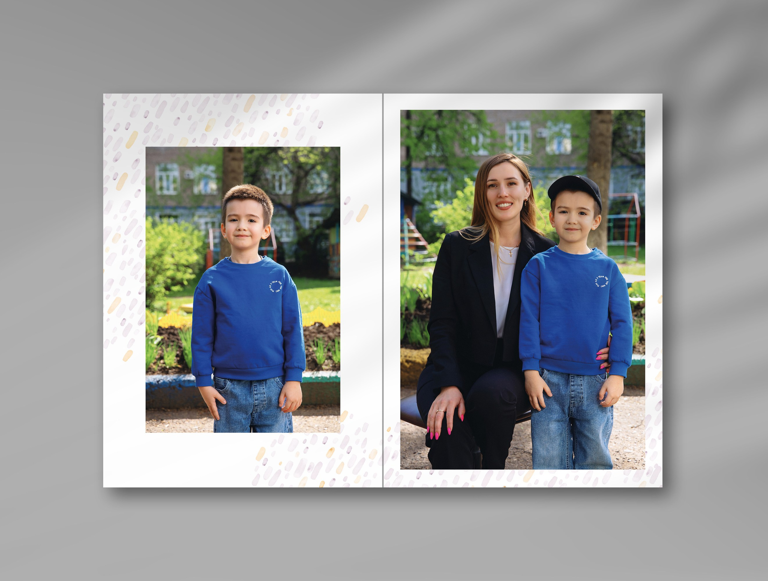 Персональный разворот выпускного альбома детского сада — мальчик с воспитательницей на прогулке, фото на фоне двора детского сада.