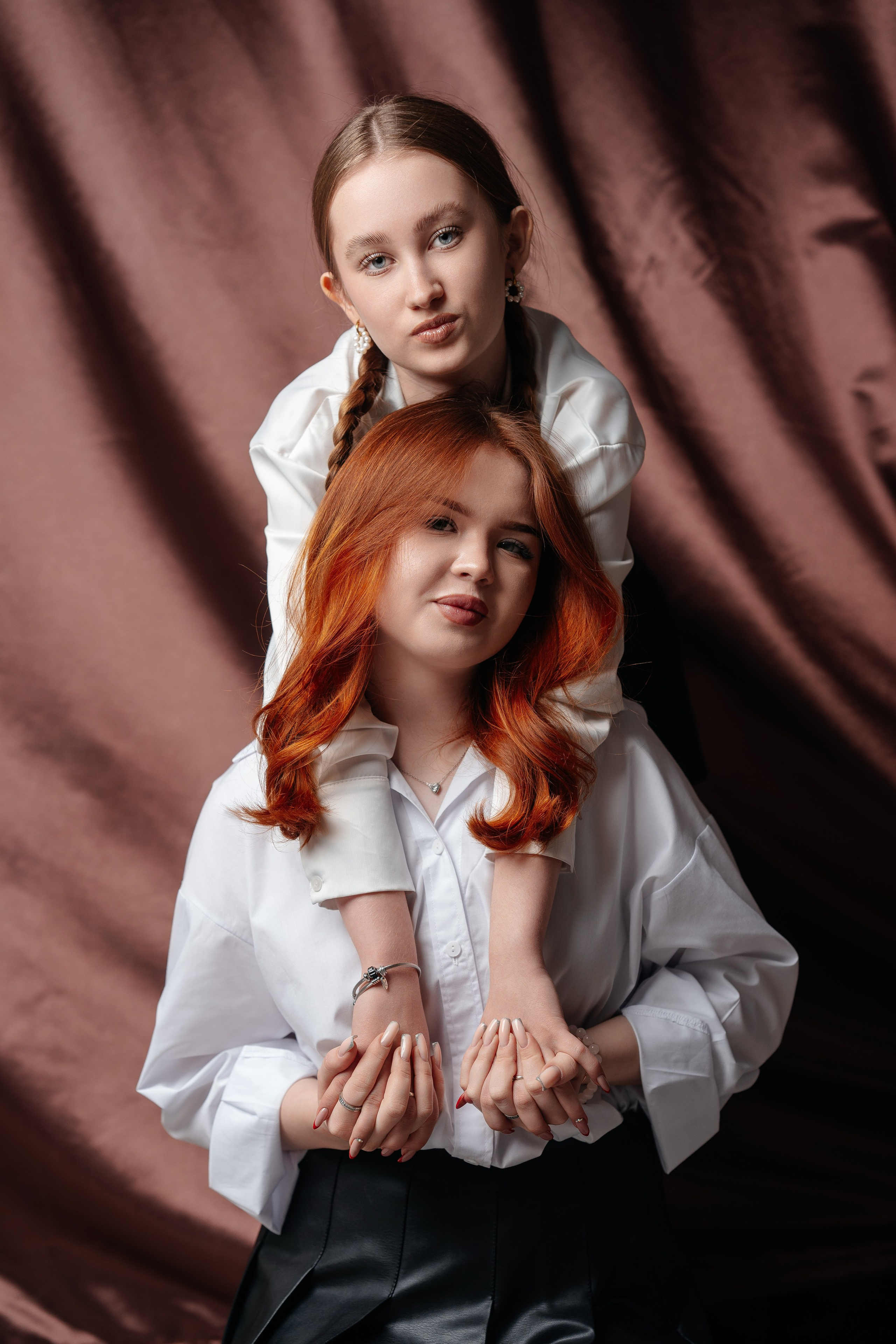 По двое. Выпускные альбомы в Нур-Султане (Астана) и по всему Казахстану