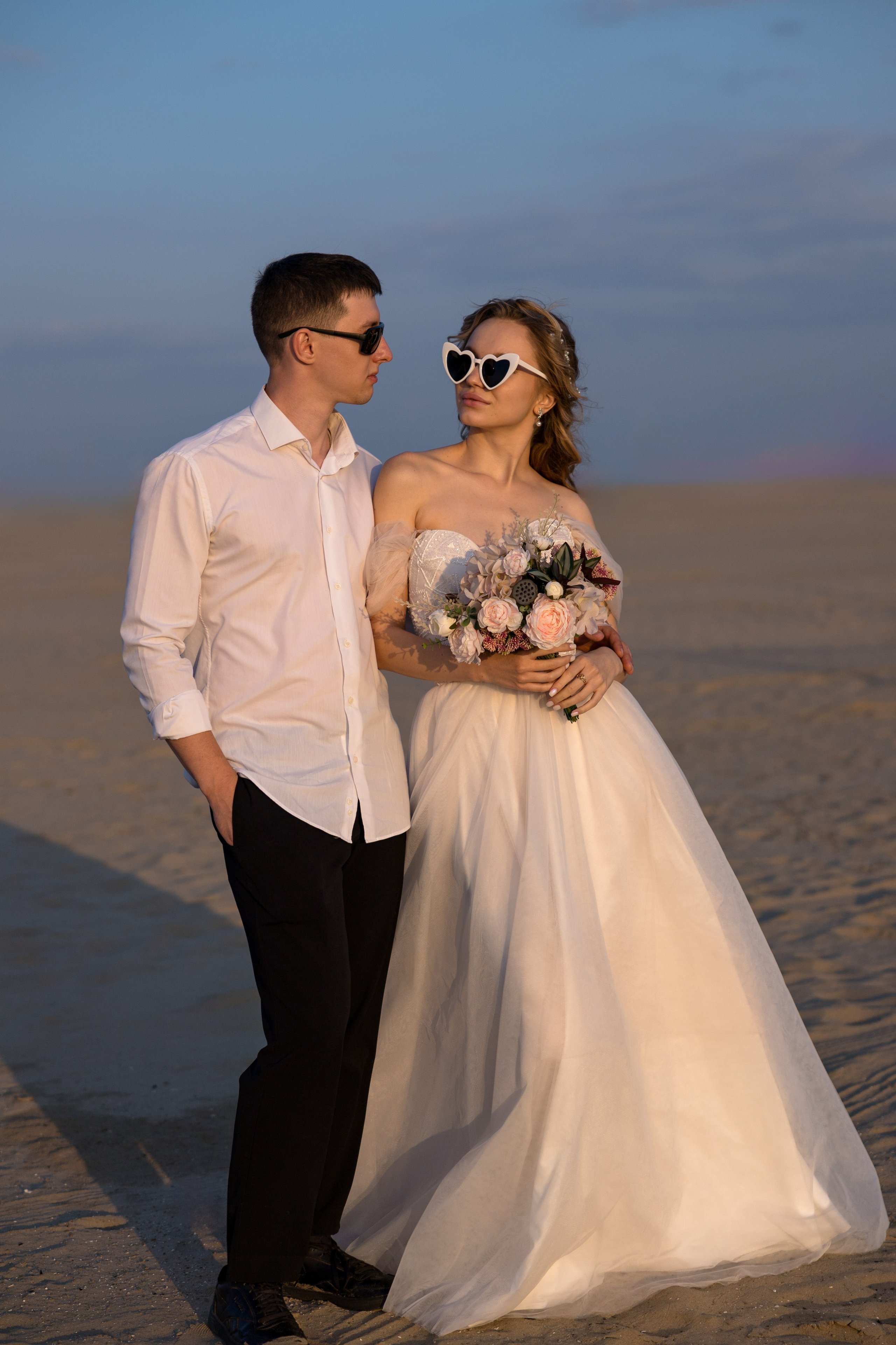 Свадебная фотосессия на берегу. Свадебный фотограф Астрахань