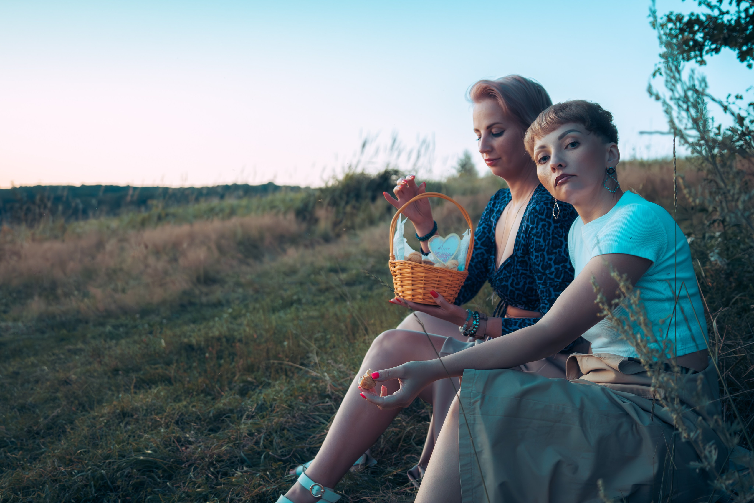 Фотография, сделанная во время профессиональной фотосессии. На ней изображена модель или группа людей в студии или на открытом воздухе. В кадре присутствуют студийное освещение и реквизит.