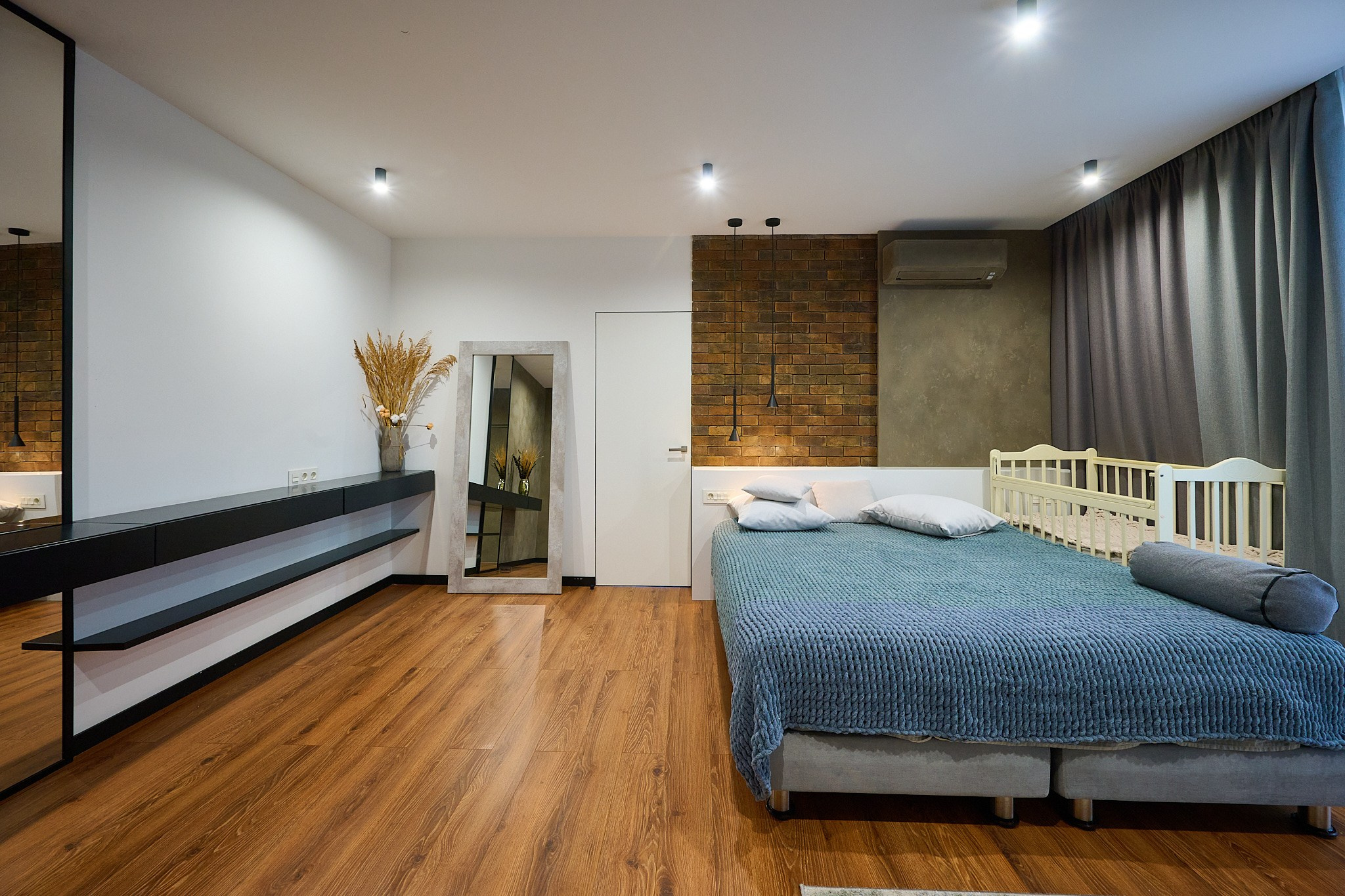 светлые обои темный ламинат коричневая кирпичная стенка голубая кровать