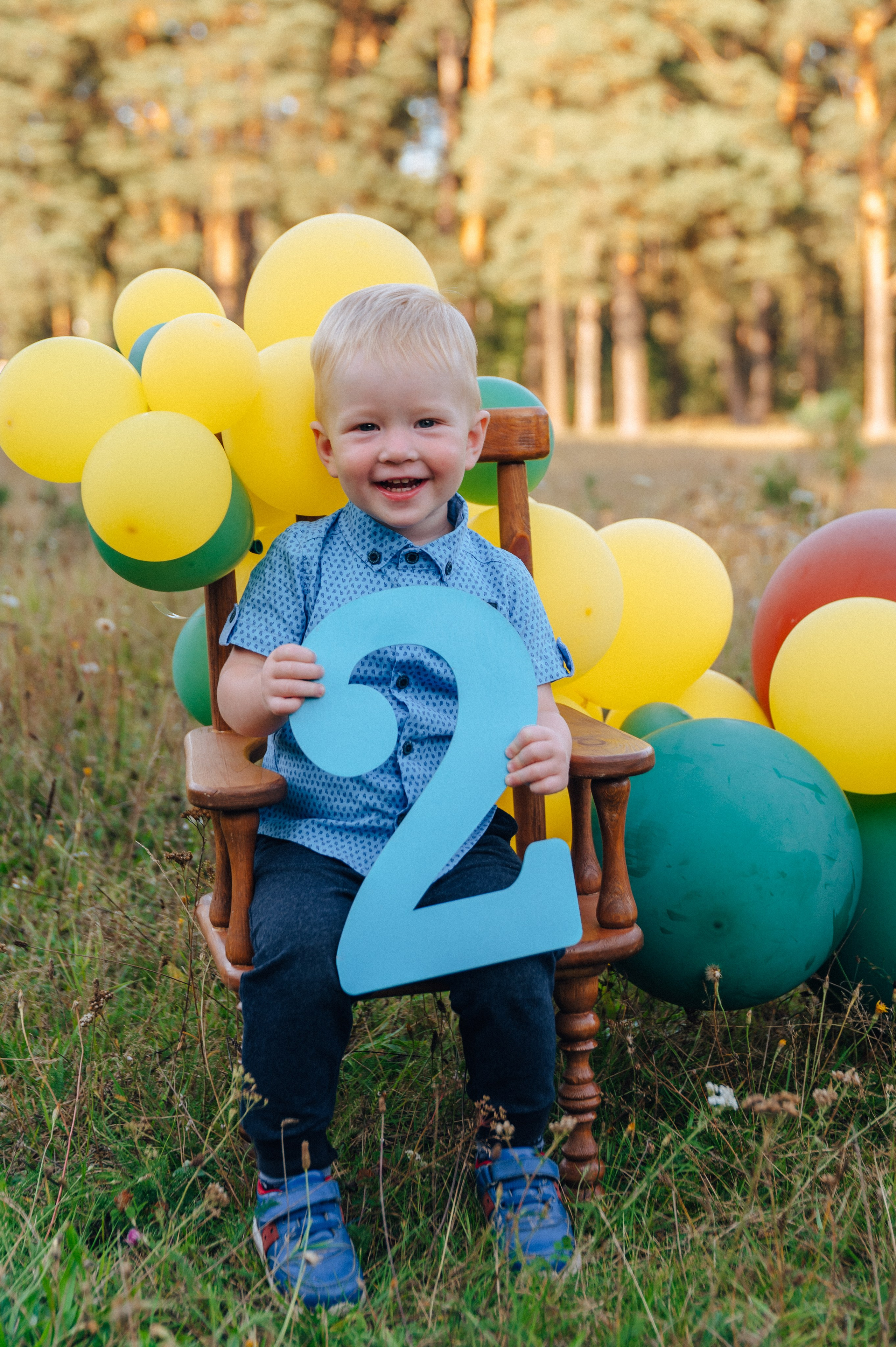 фотозона стул+шарики 30шт+цифра 700р. (воздушные шары забираете с собой)