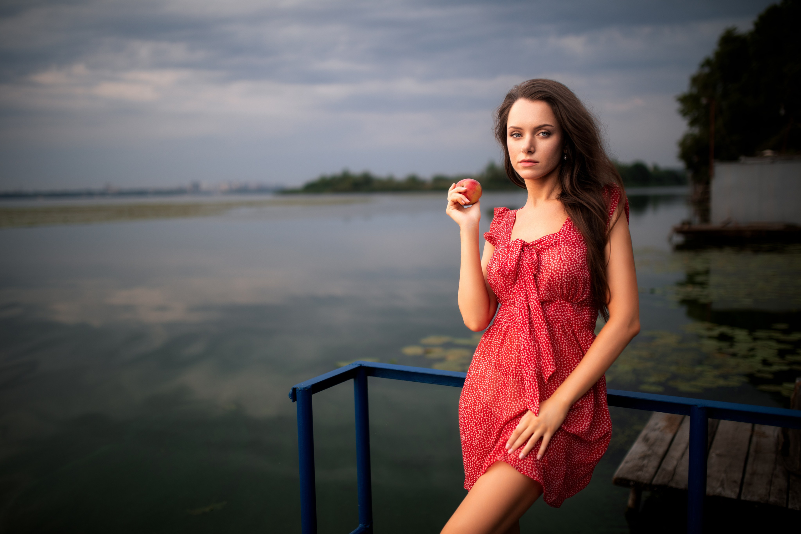 Съемка с Екатериной на рассвете на берегу реки