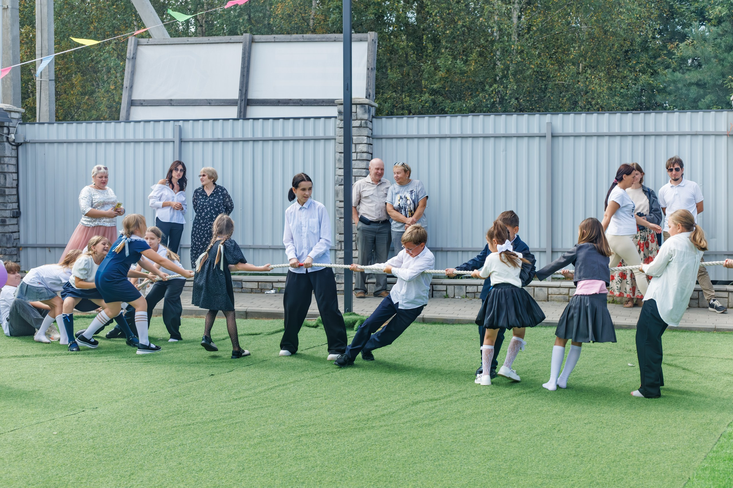 аниматоры на школьном празднике 1 сентября, дети смеются и радуются