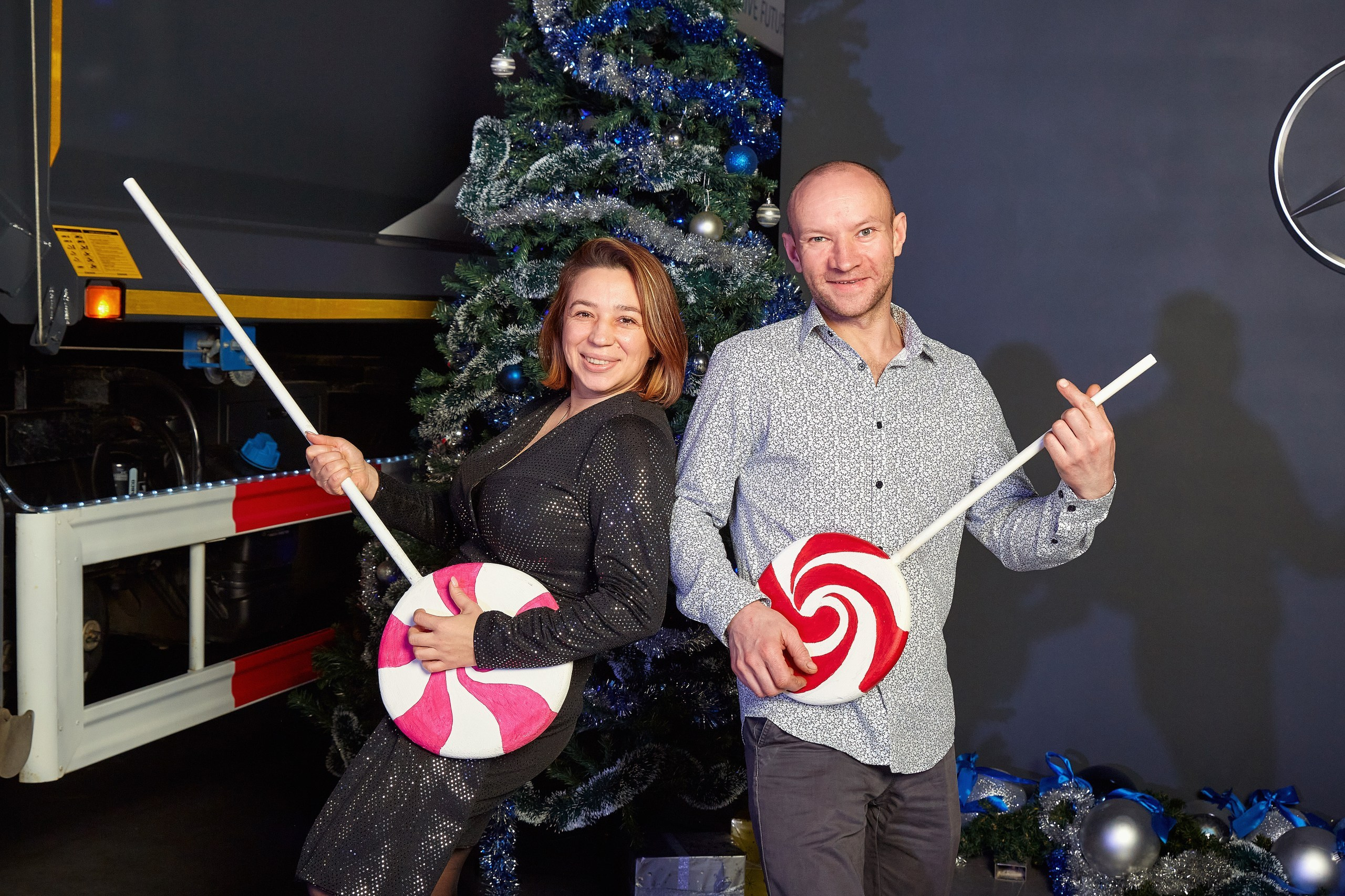 Транс-Инвест / Новогодний корпоратив на территории автосалона. Антон Артюшин, портретный фотограф. Москва