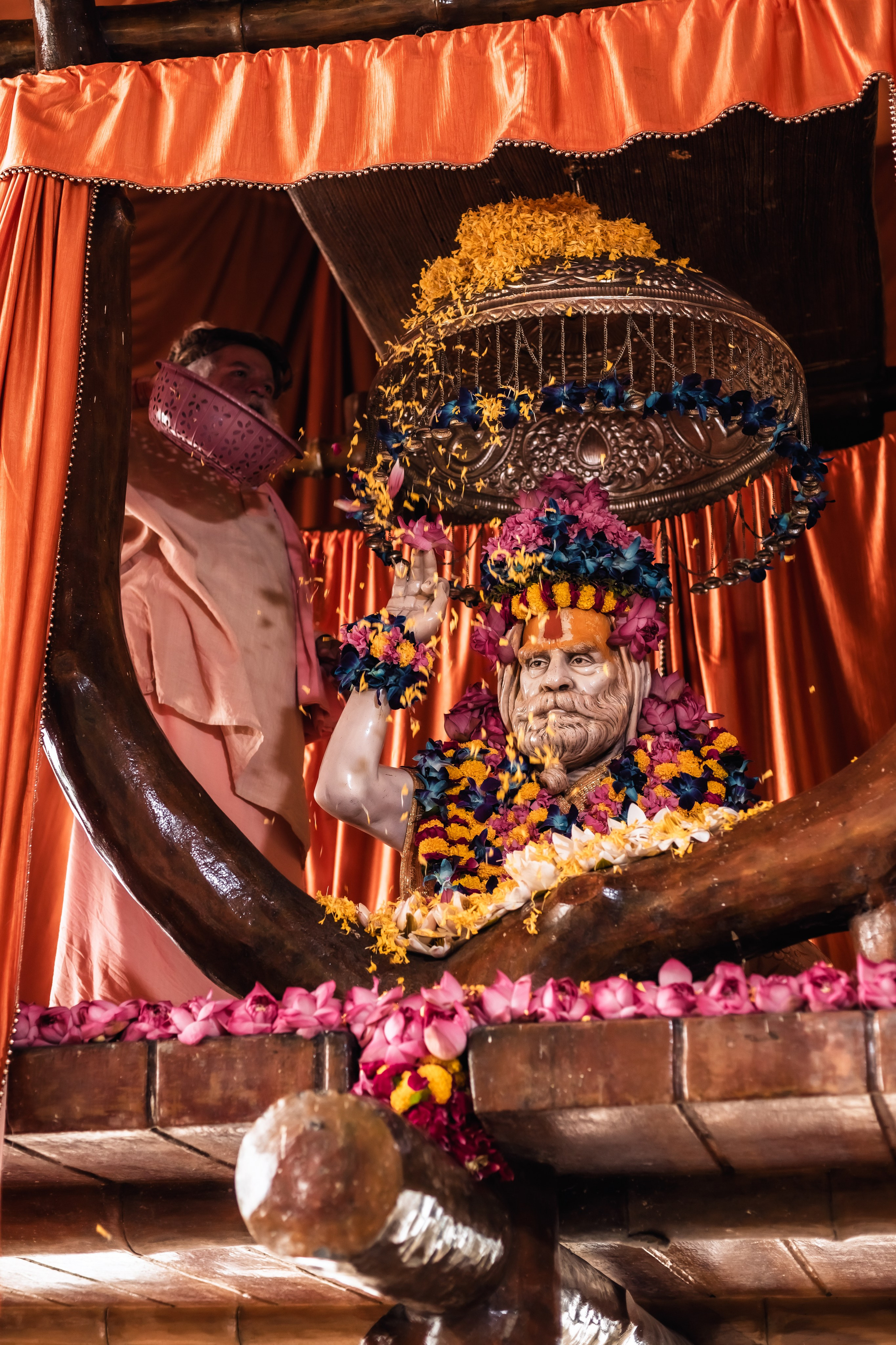 Abhisheka Devraha Baba on Sri Devdas ji maharaj bd. Mariam Bagdasaryan