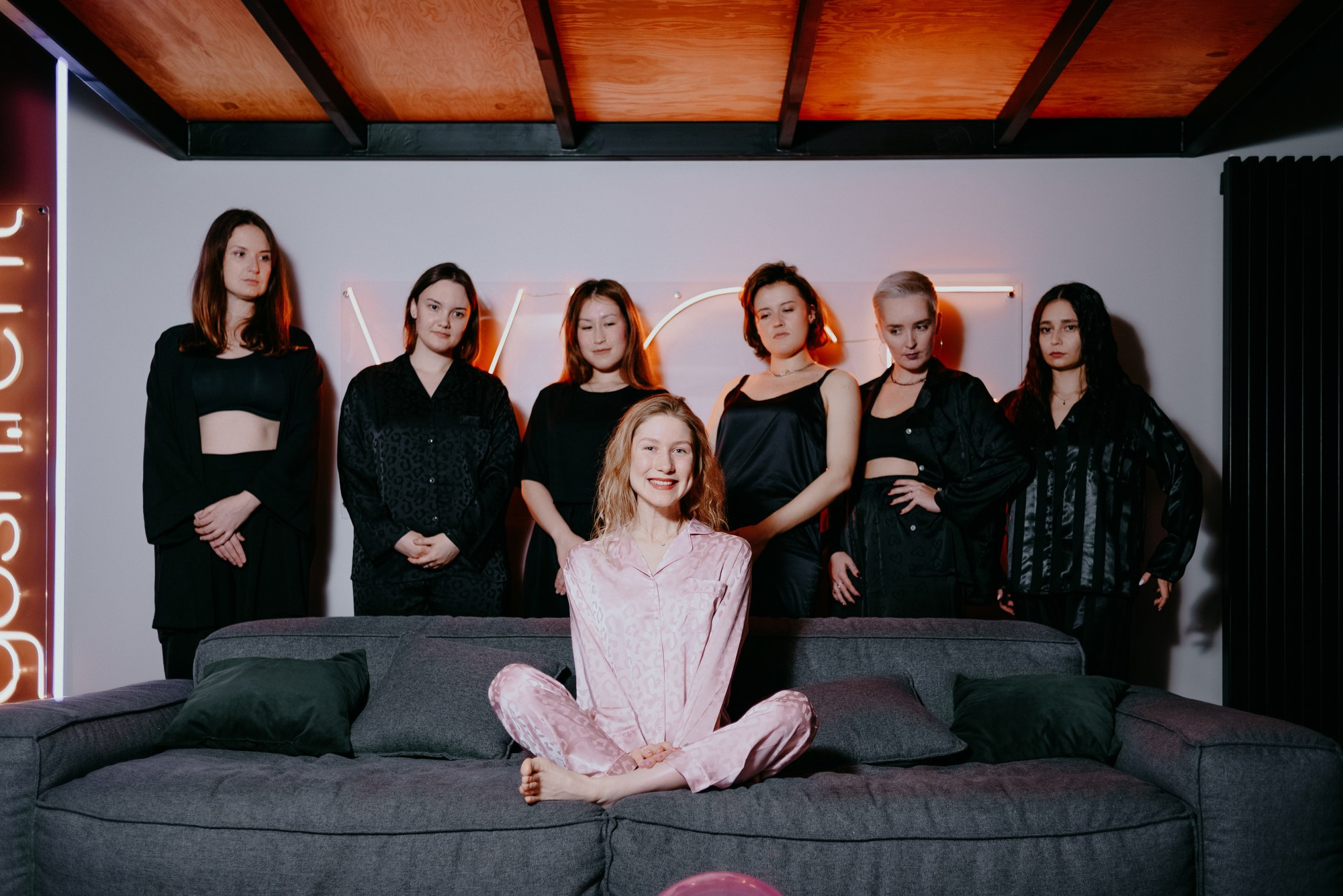 Стильный девичник с розовыми шарами, подруги невесты в пижамах