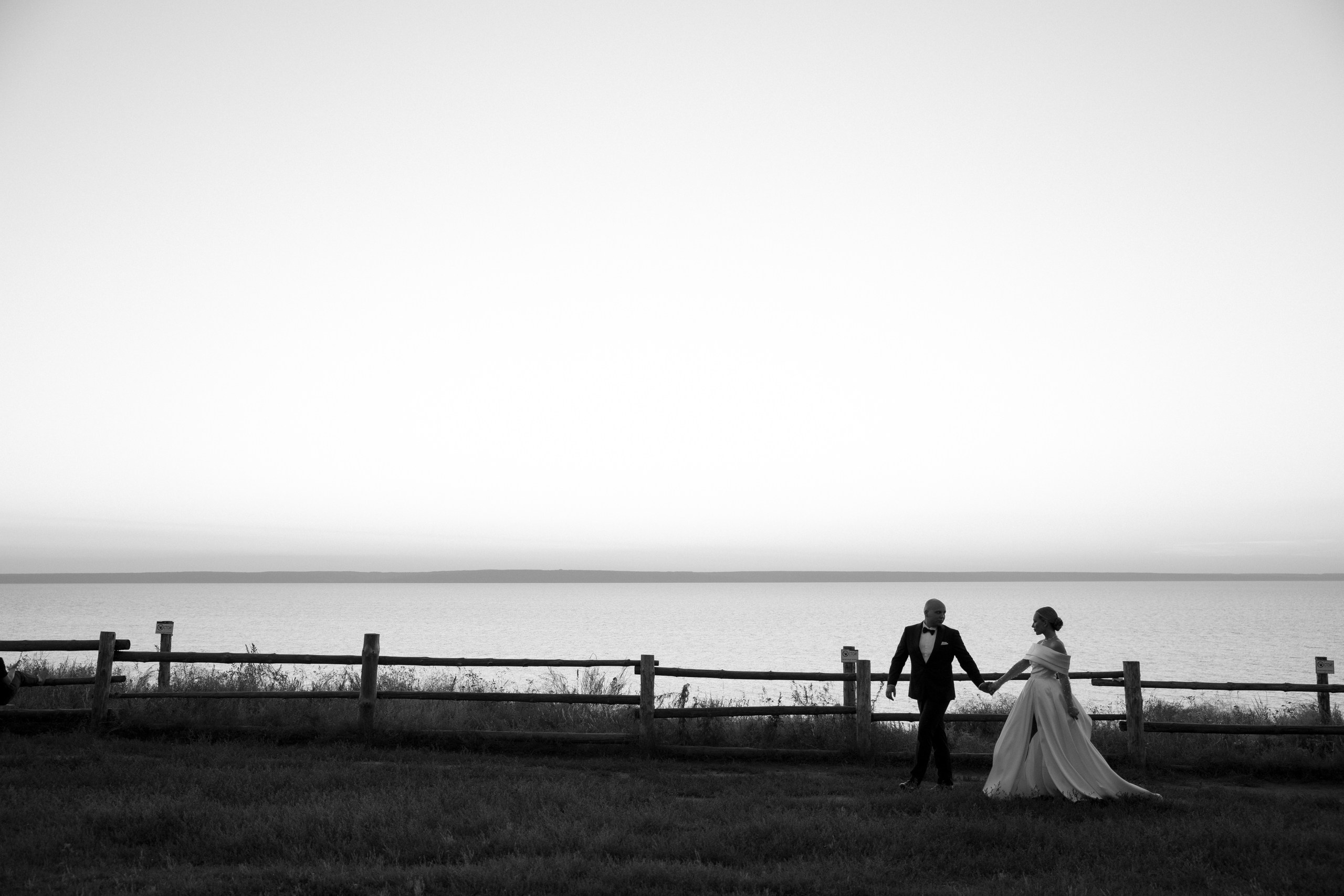 Здравствуйте! Я свадебный фотограф из Ульяновска, работаю в том числе по всей России и с выездом за границу. Снимаю свадьбы, lovestory, корпоративы, светский репортаж. Провожу обучение по фотографии, мастер-классы и воркшопы для других фотографов.