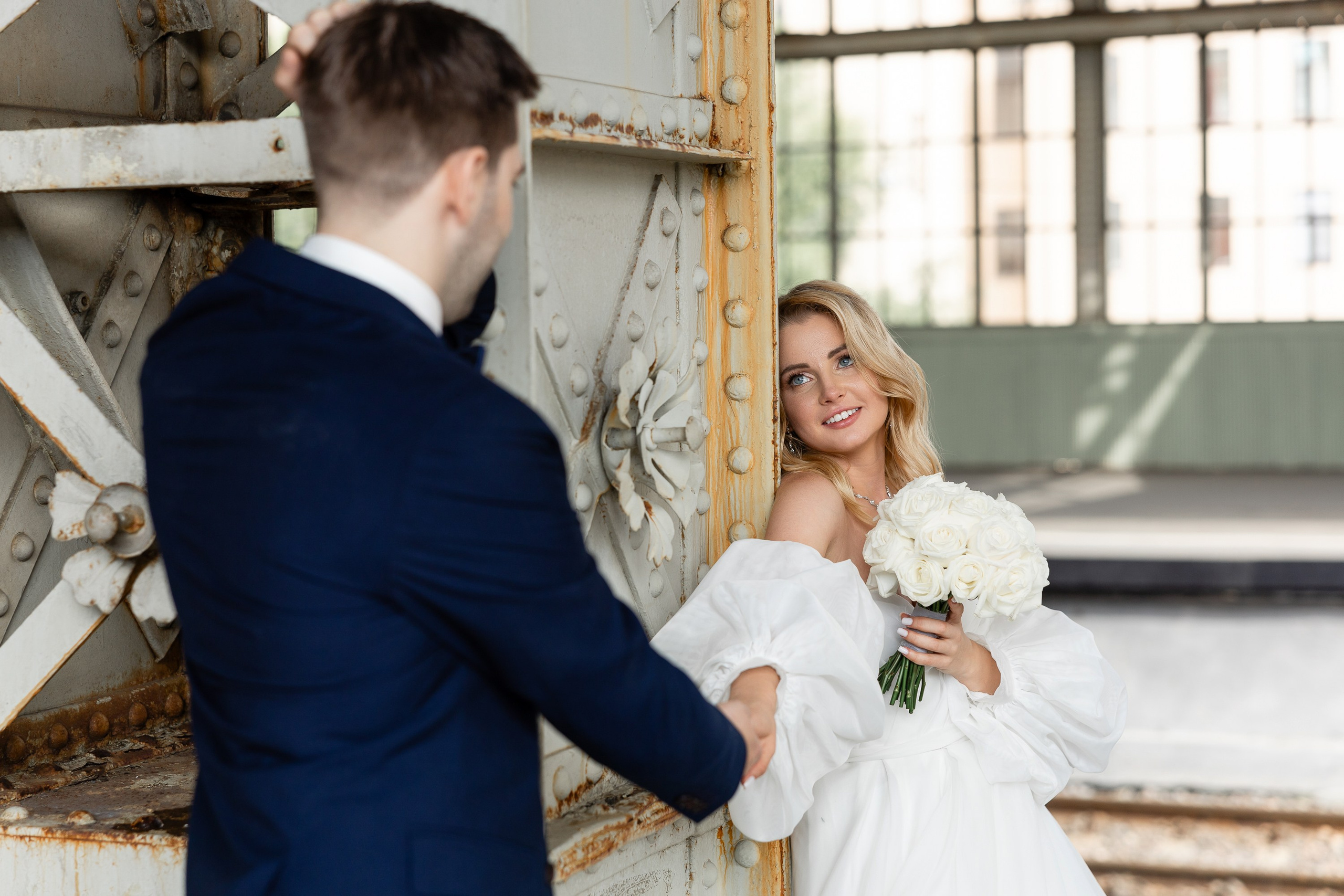 Нежная фотография жениха и невесты на перроне Витебского вокзала