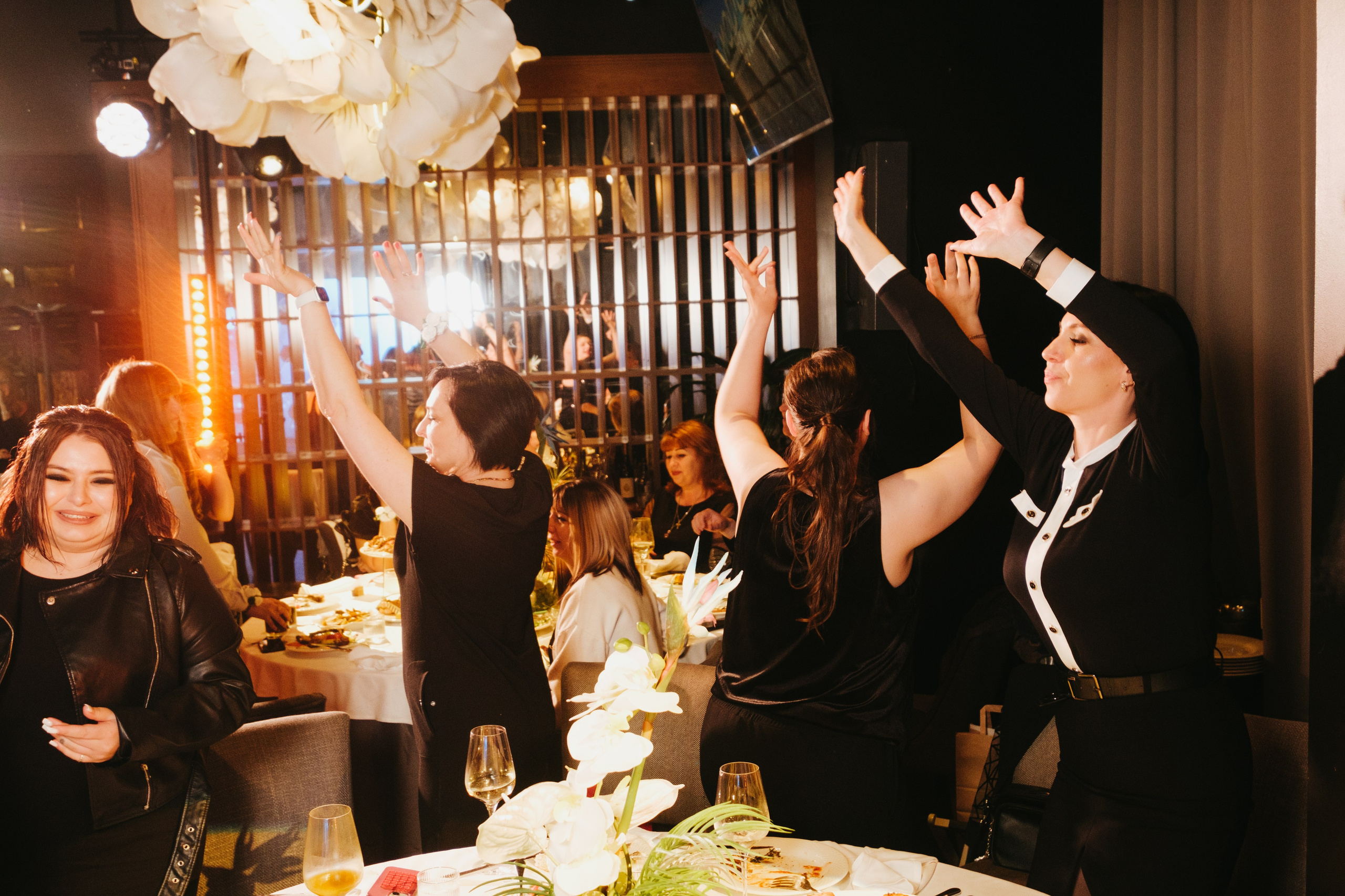 Корпоратив в Сириусу (Адлер) 10 лет компании. Свадебный фотограф Денис Ожигин в Краснодаре и крае. Эмоциональная и стильная съемка вашего дня