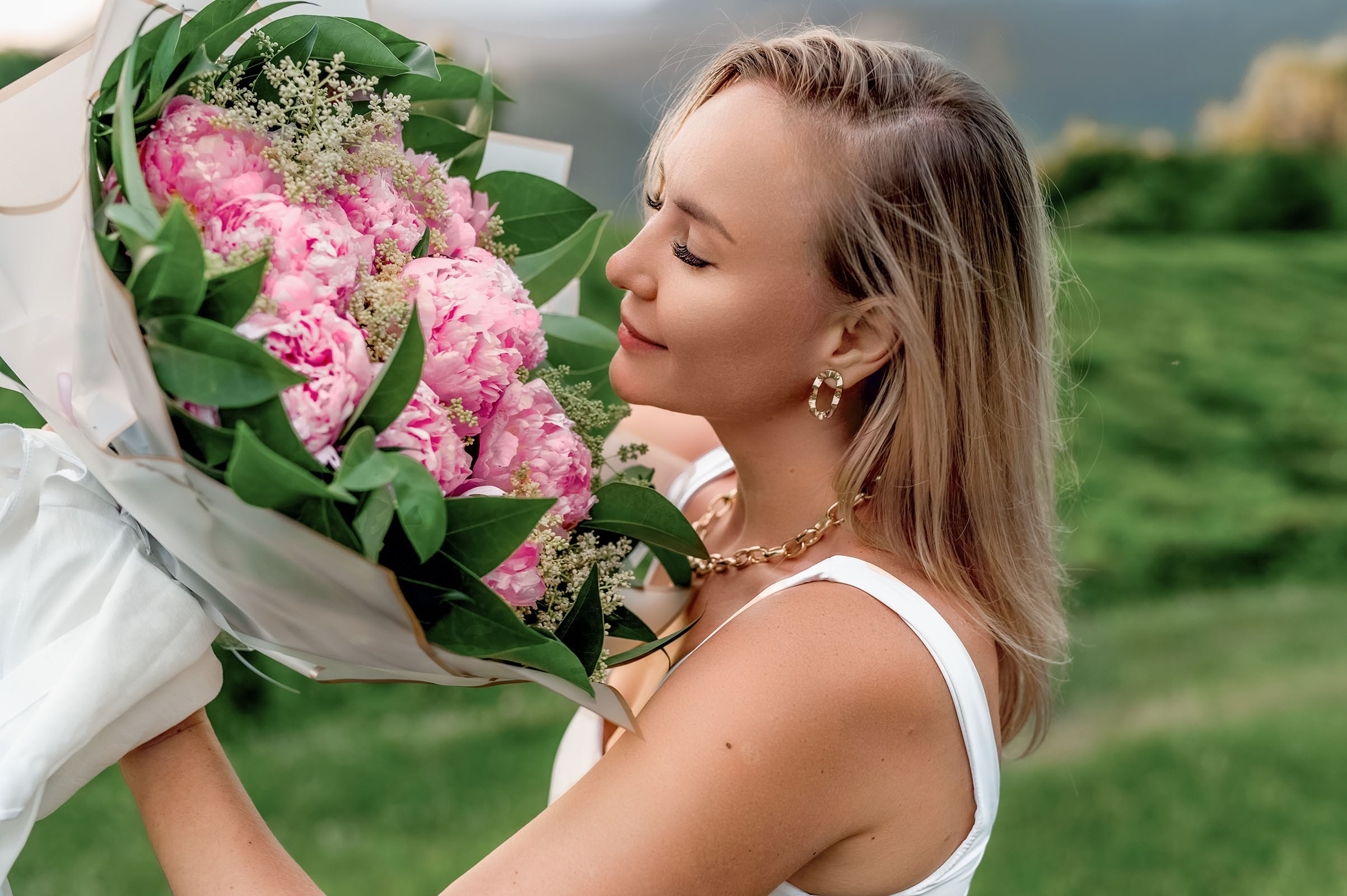 Романтичная она с букетом в горах Солохаула