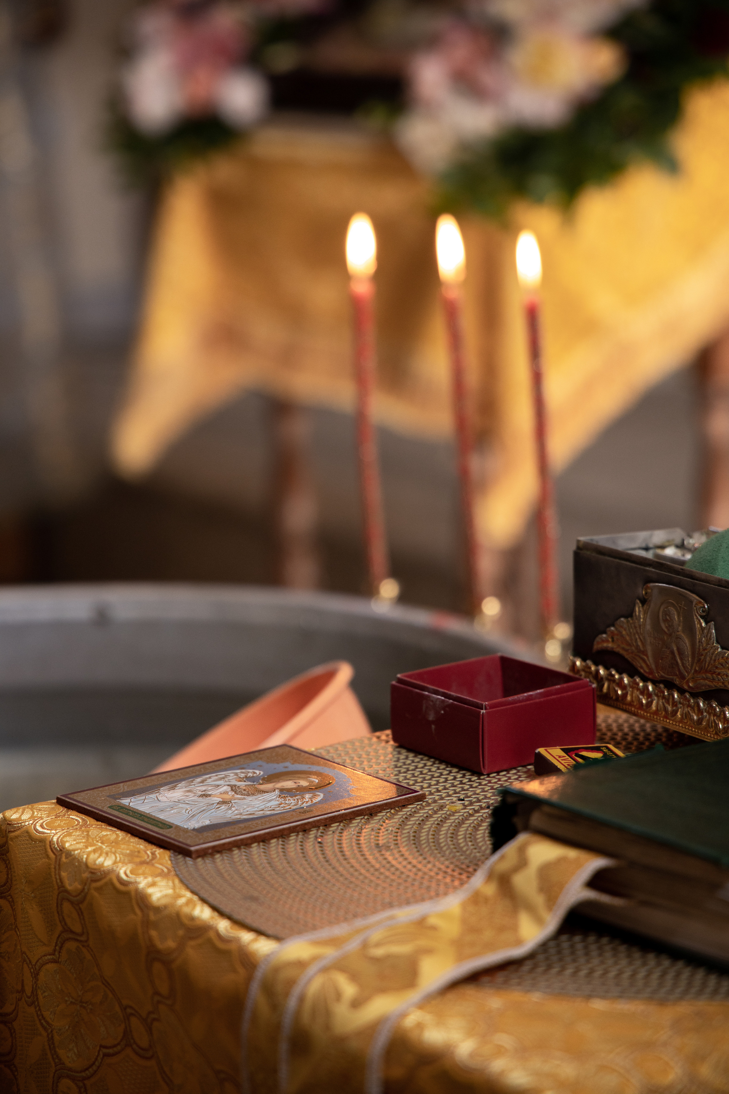 Зажженные церковные свечи, икона, библия и купель. Крещение, фотосессия  Астрахань.
