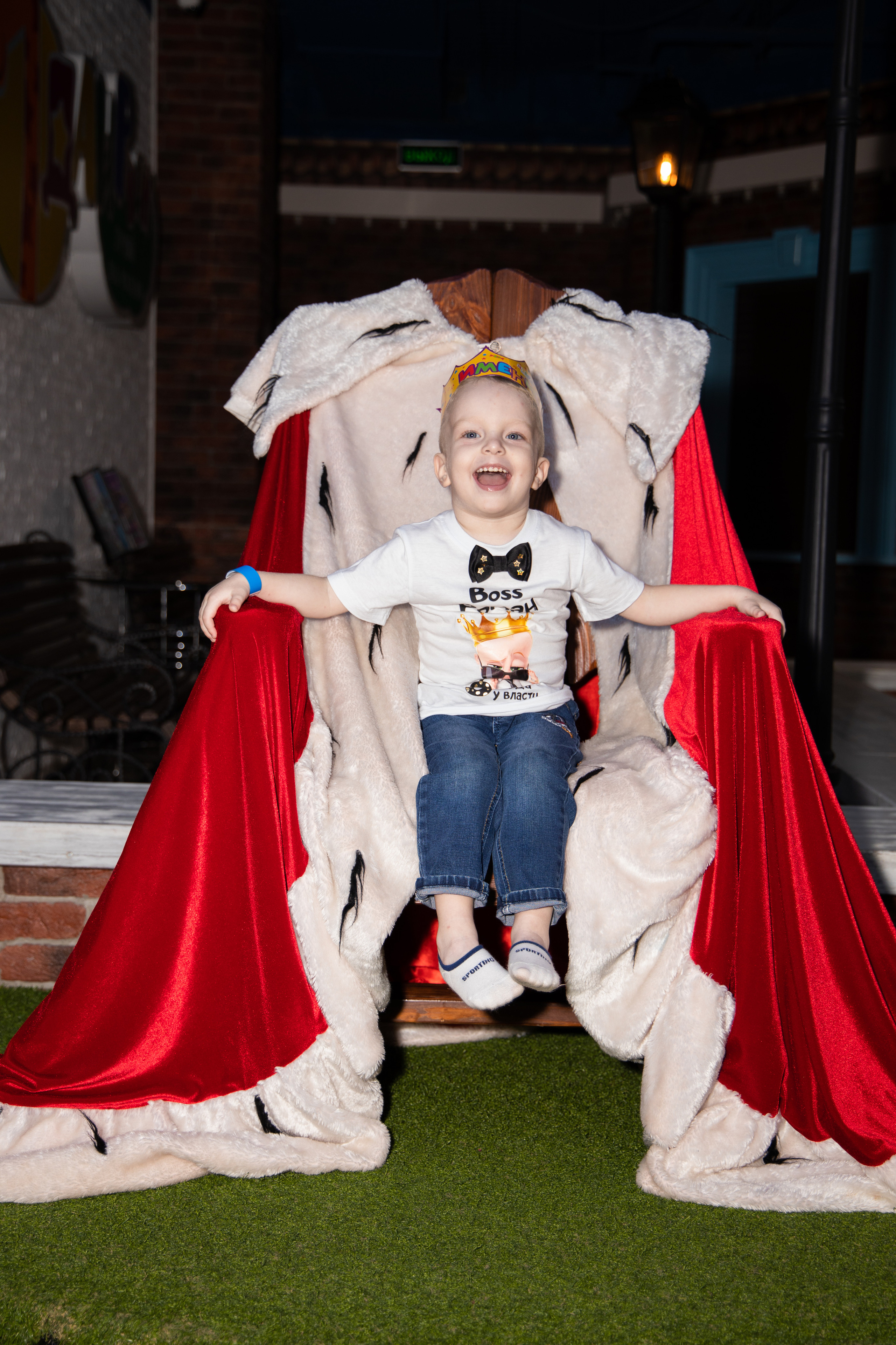 Мальчик сидит на стуле, стилизованного под трон. Детский день рождения  Астрахань.