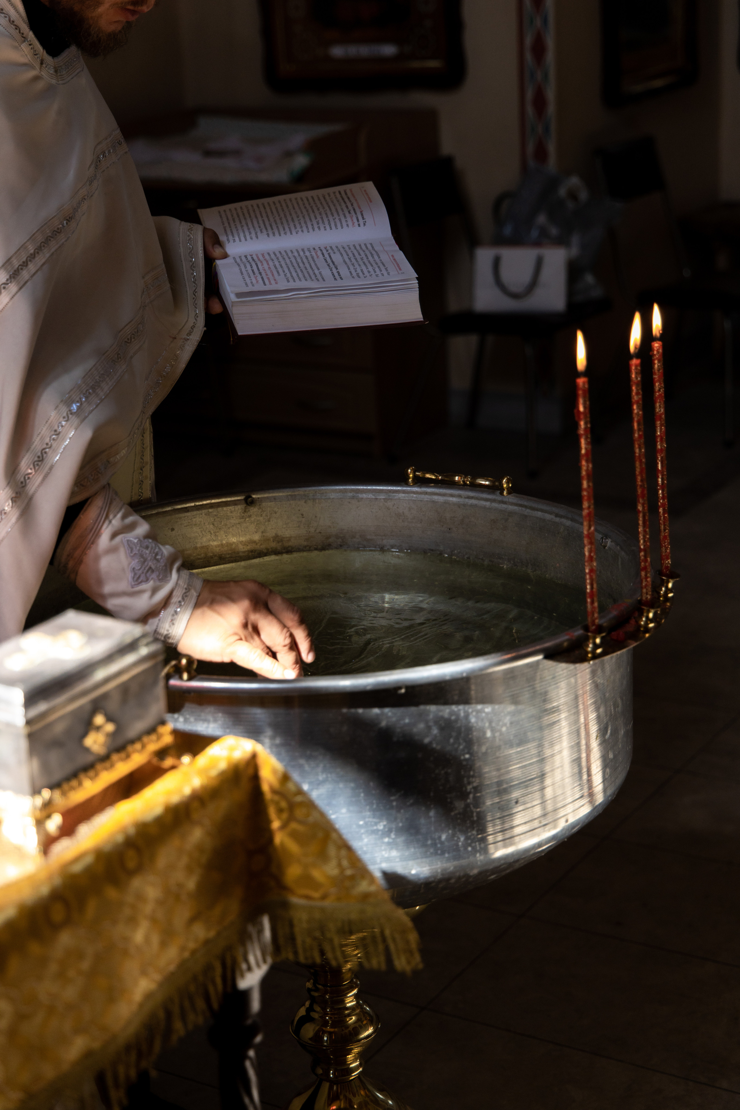 Подготовка купели для крещения в церкви. Крещение фотосессия  Астрахань.