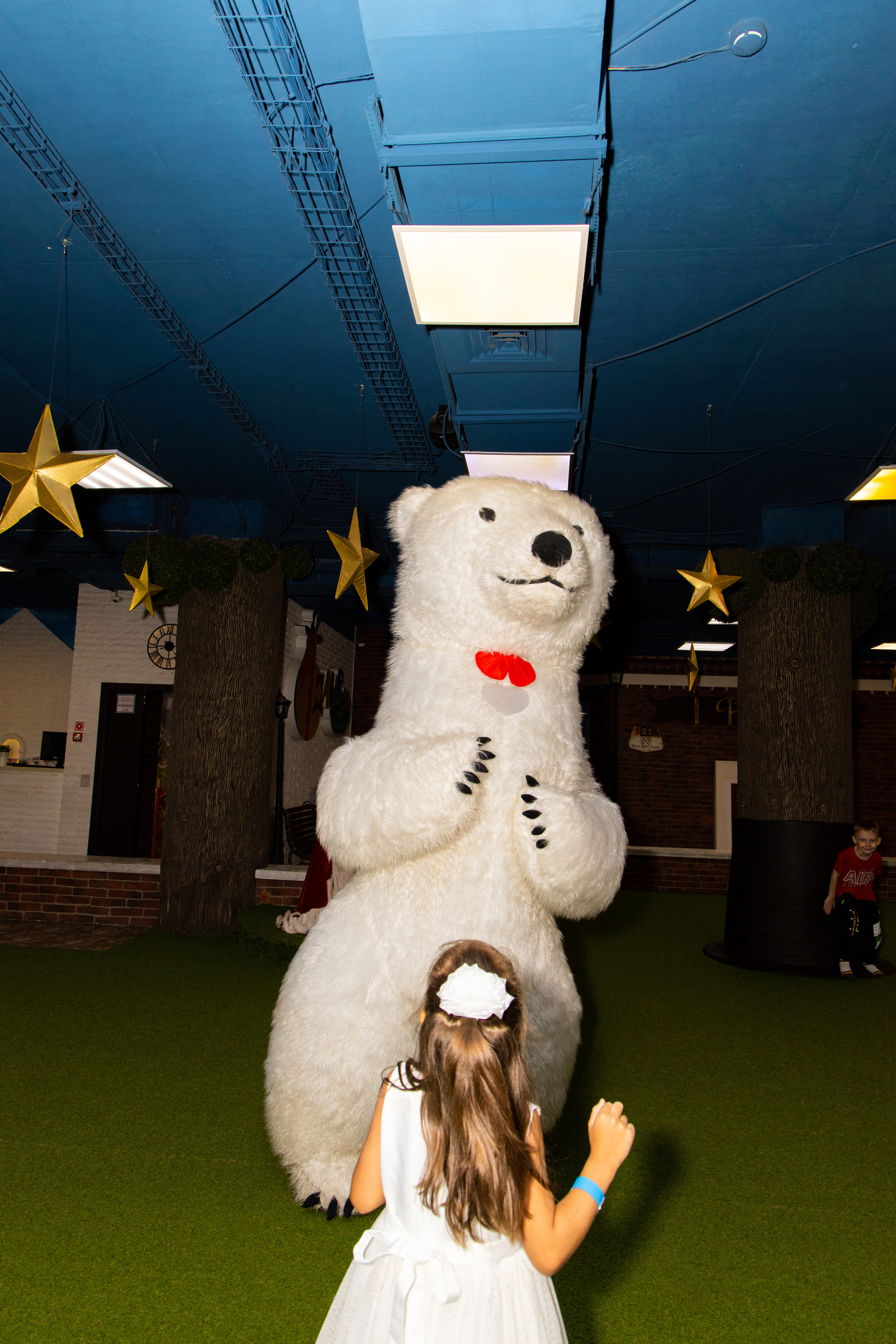 Девочка и аниматор в костюме медведя. Детский день рождения  Астрахань.