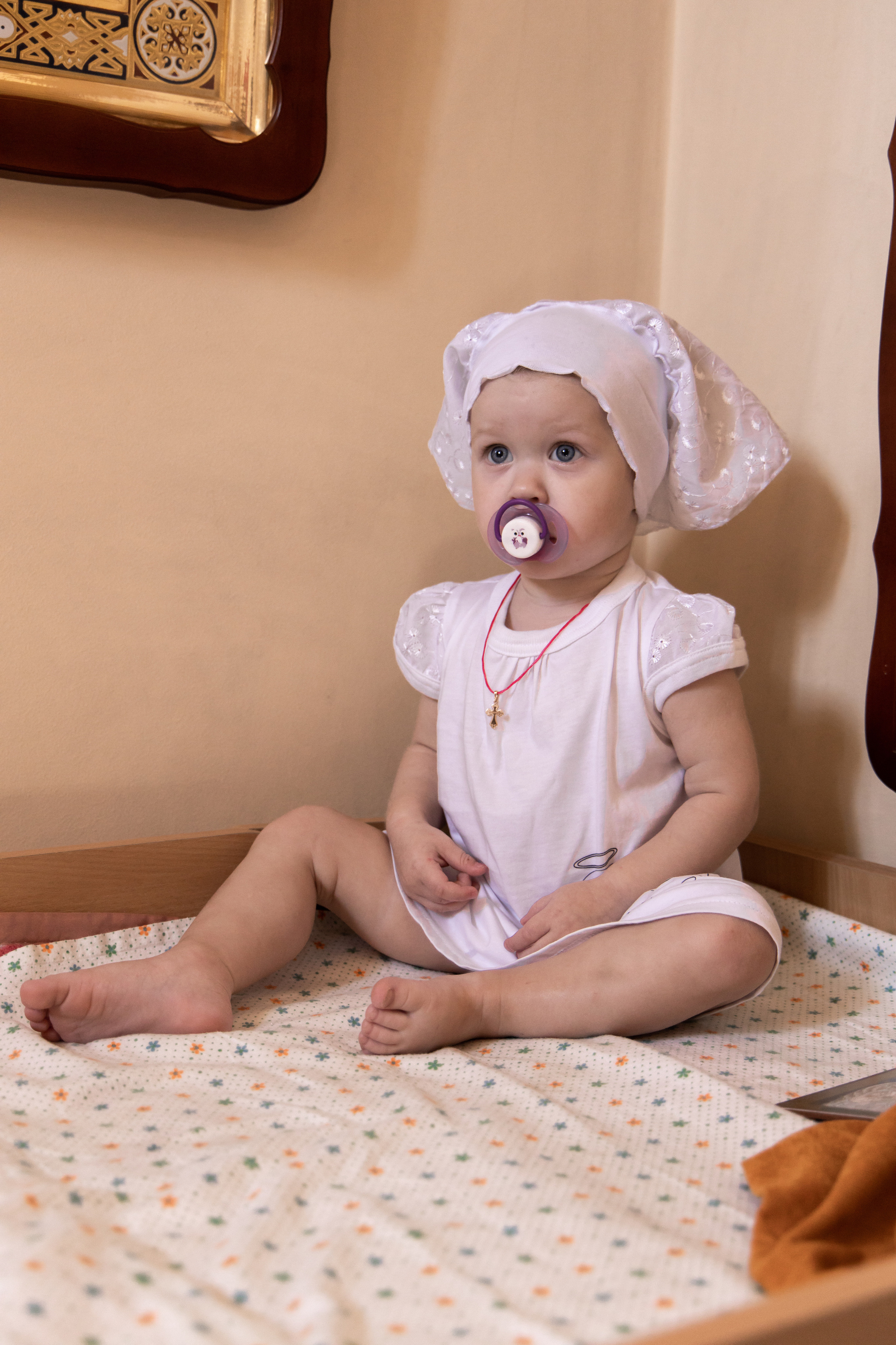 Маленькая девочка в церкви для крещения. Крещение фотосессия  Астрахань.