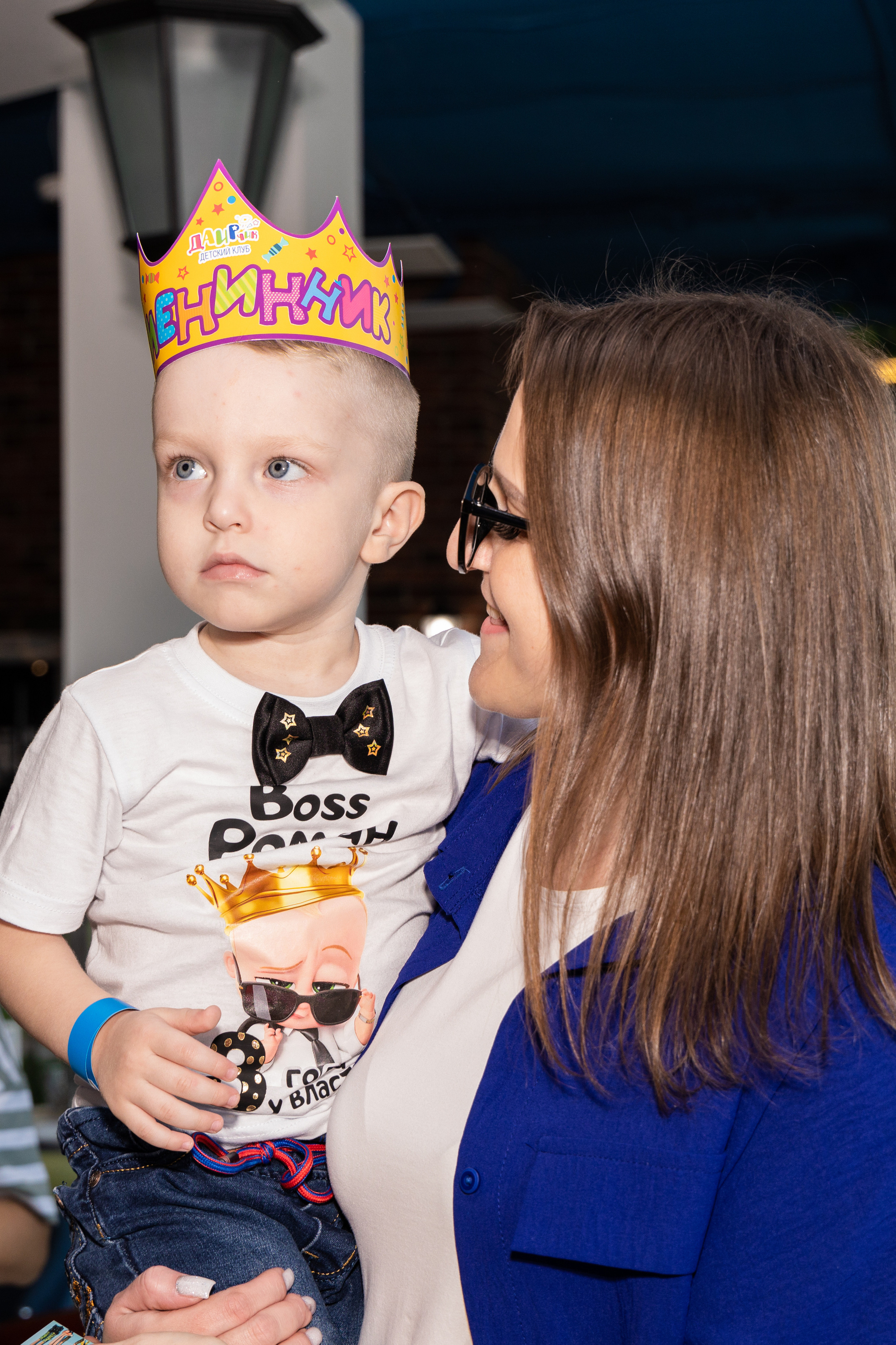 Мальчик в короне именинника сидит на руках у мамы. Детский день рождения  Астрахань.