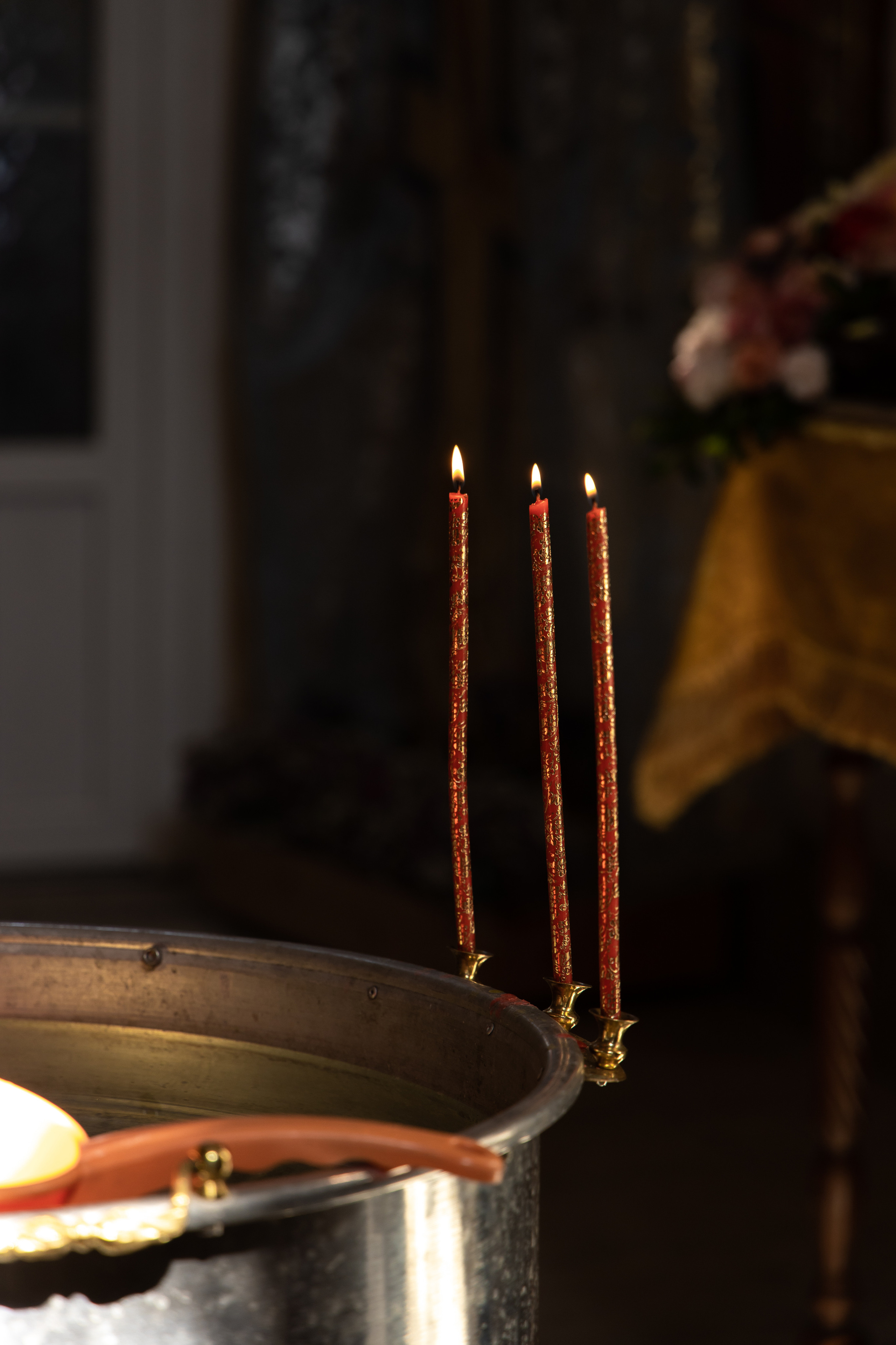 Купель и зажженные свечи. Крещение фотосессия  Астрахань.