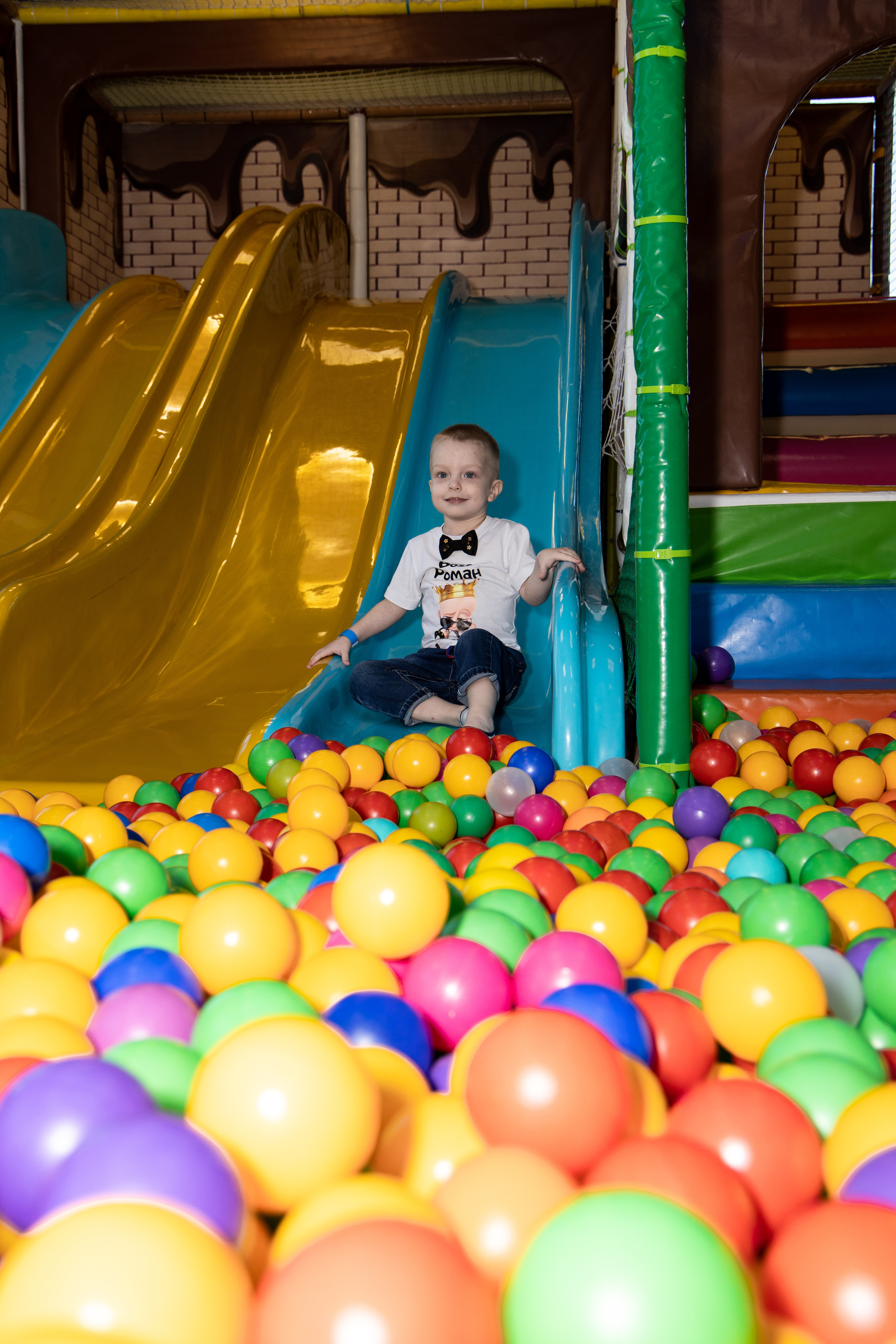 Мальчик на игровой площадке в бассейне с шариками. Детский день рождения  Астрахань.