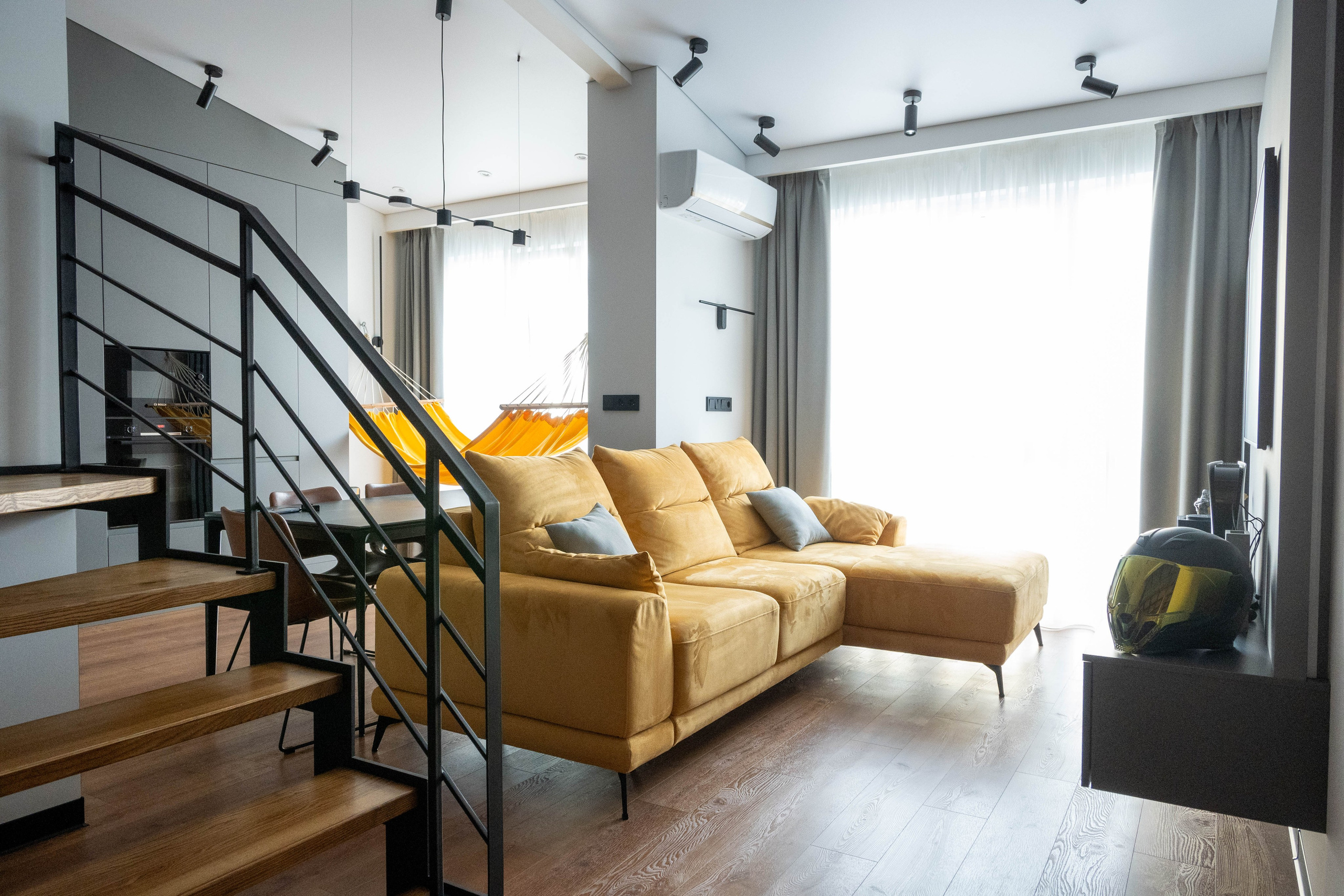 The apartment is on two levels. Fotograf Dmitrii Donets