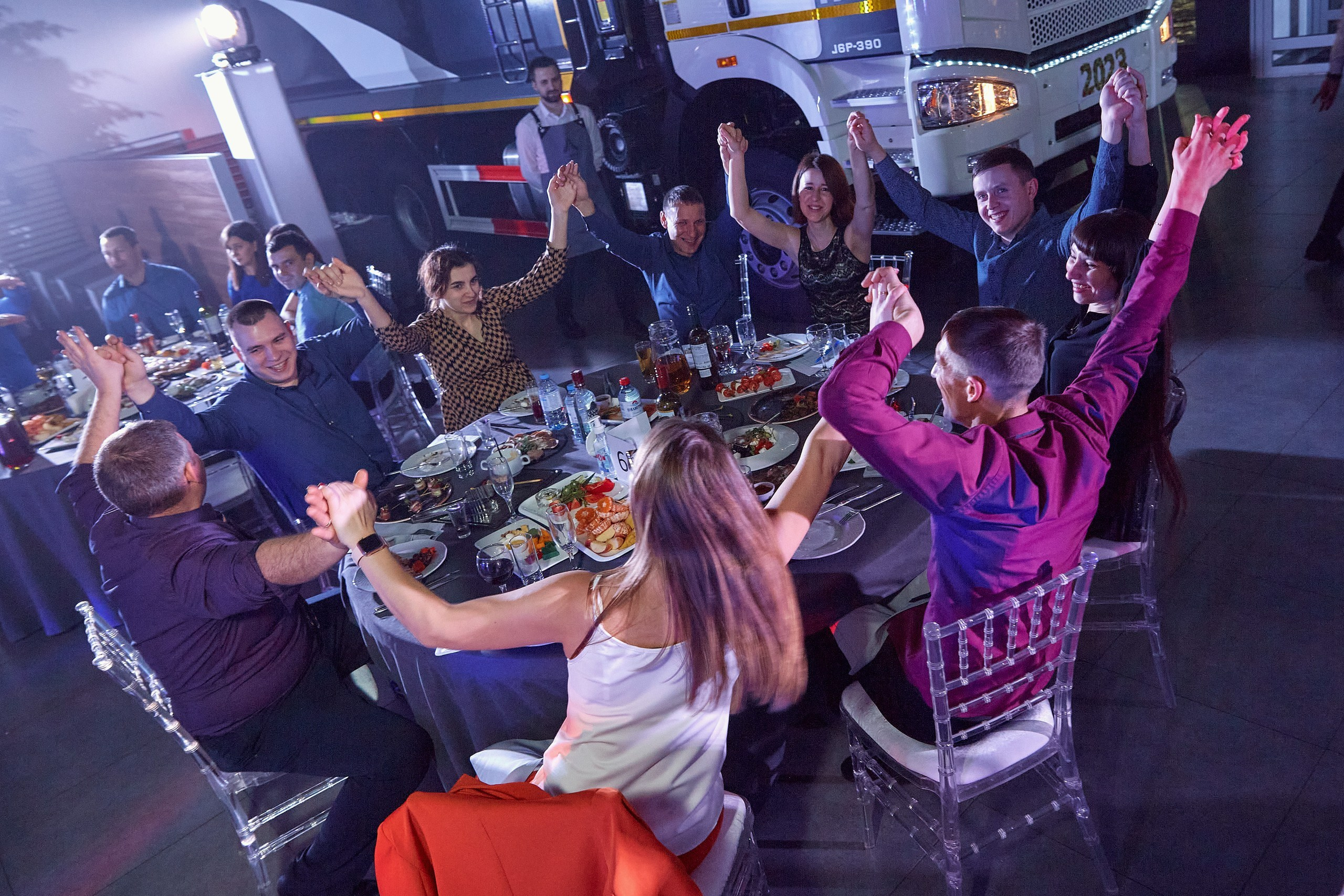 Транс-Инвест / Новогодний корпоратив на территории автосалона. Антон Артюшин, портретный фотограф. Москва