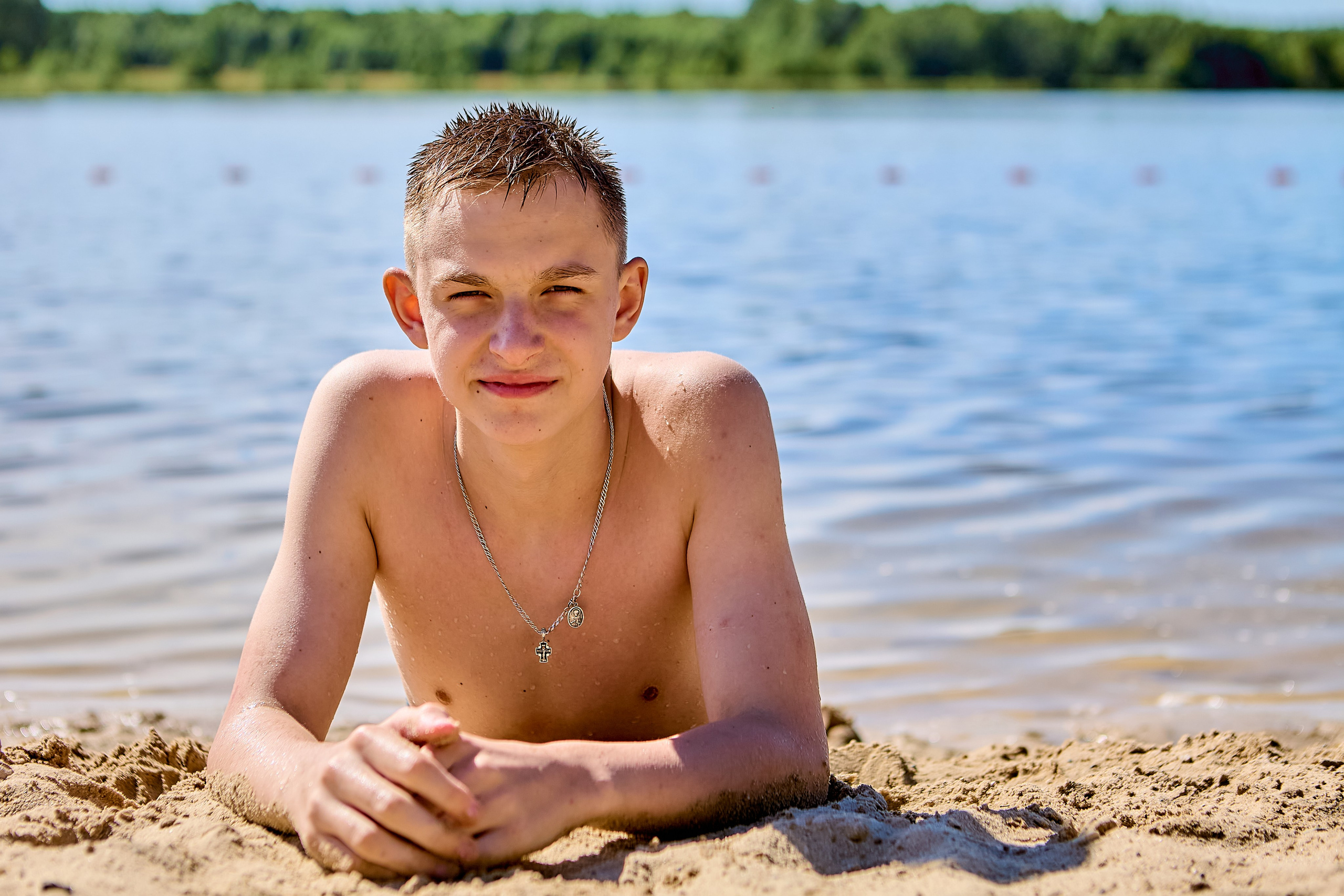 Семейная прогулка летом на озере