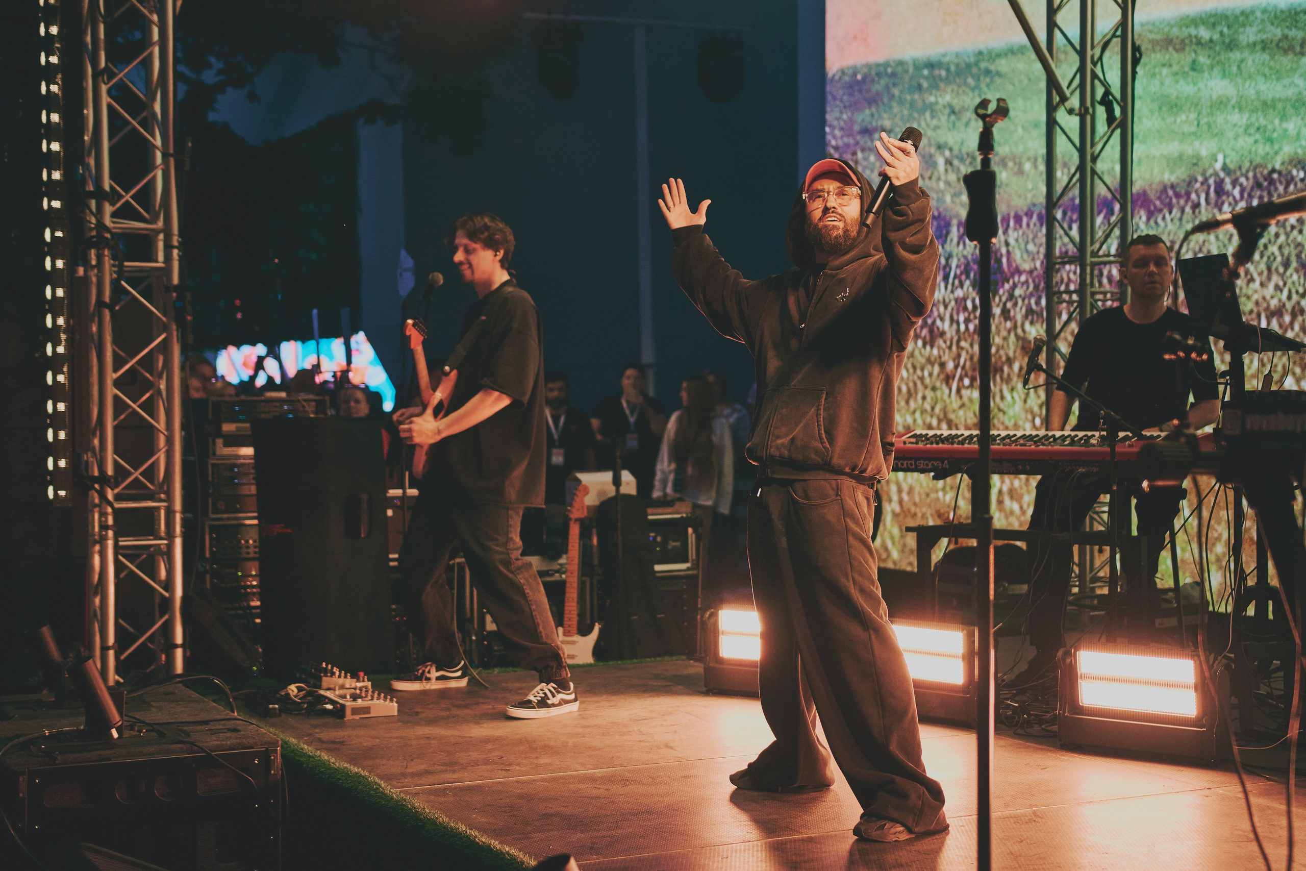 Съёмка с концерта МОТа: толпа фанатов и артист. Шилов Арсений — репортажный фотограф в Москве