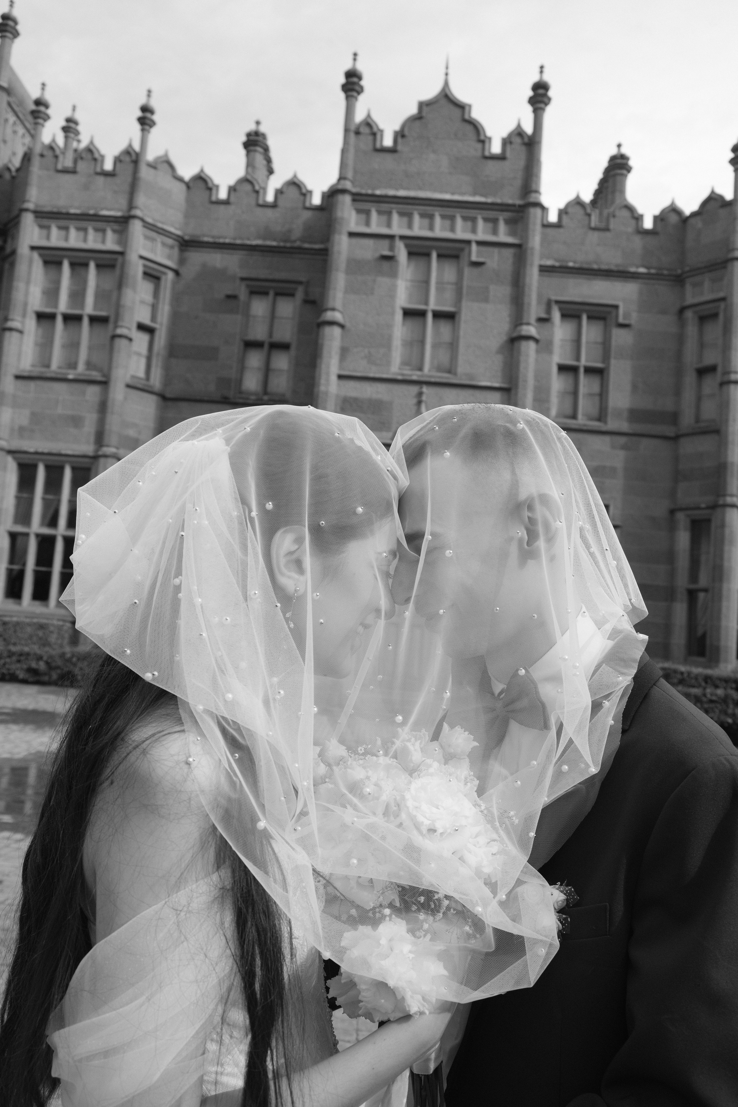 Свадебная фотосессия для прокатной пары. Воронцовский дворец. Профессиональная фотосъемка в Крыму. Натуральные эмоции и живые кадры. Забронируйте дату прямо сейчас!