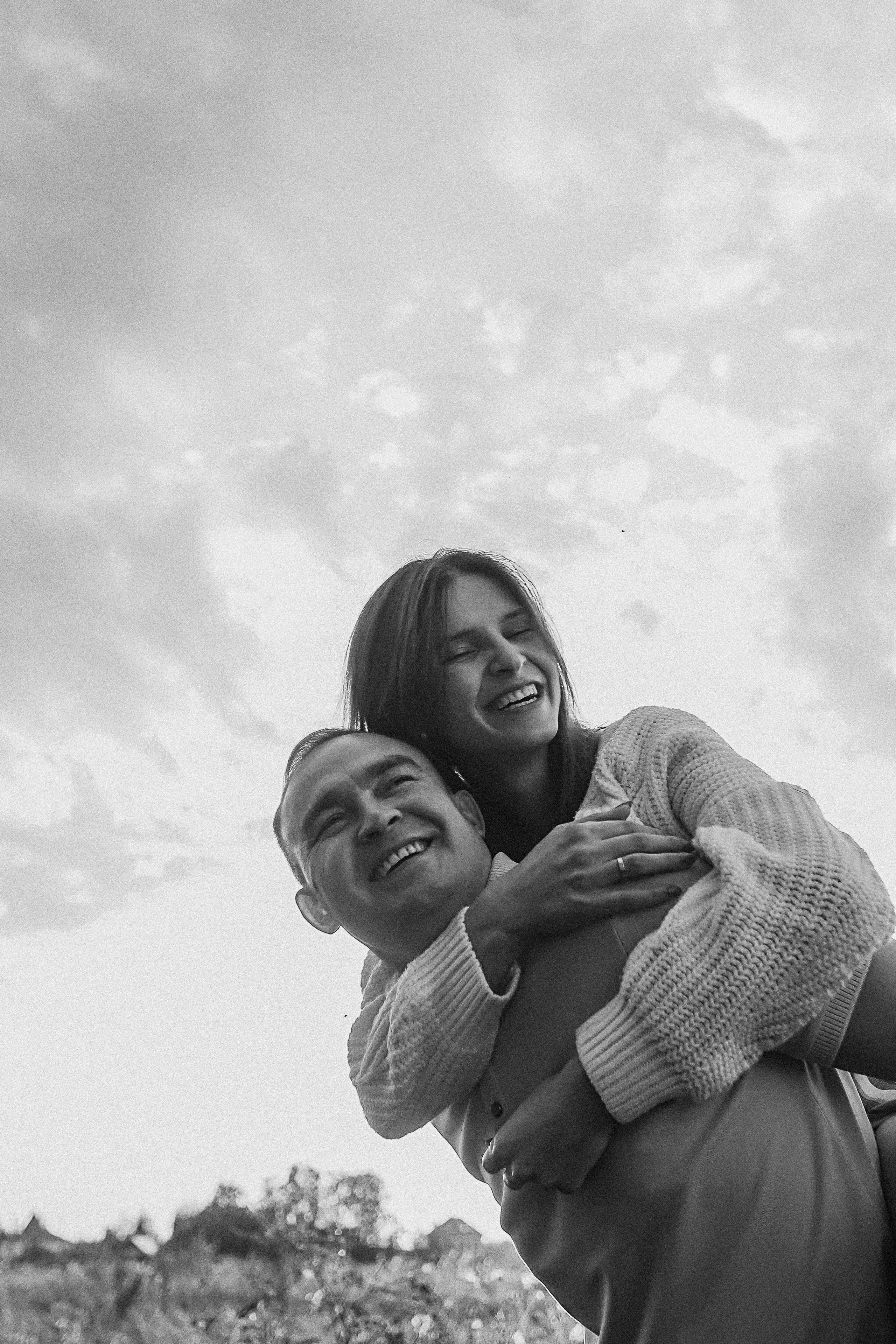 Поле love story на закате. Семейный фотограф Тюмень, фотограф на роды Салмина Мария