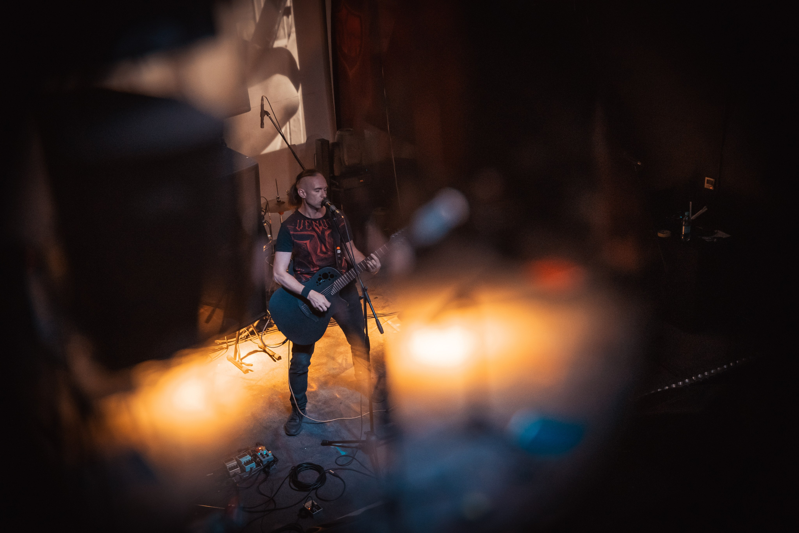 Павел Горловой, Концерт памяти В.Цоя, 16.08.2025, Эрмитаж. Фотограф Регина Крикунова г. Красноярск