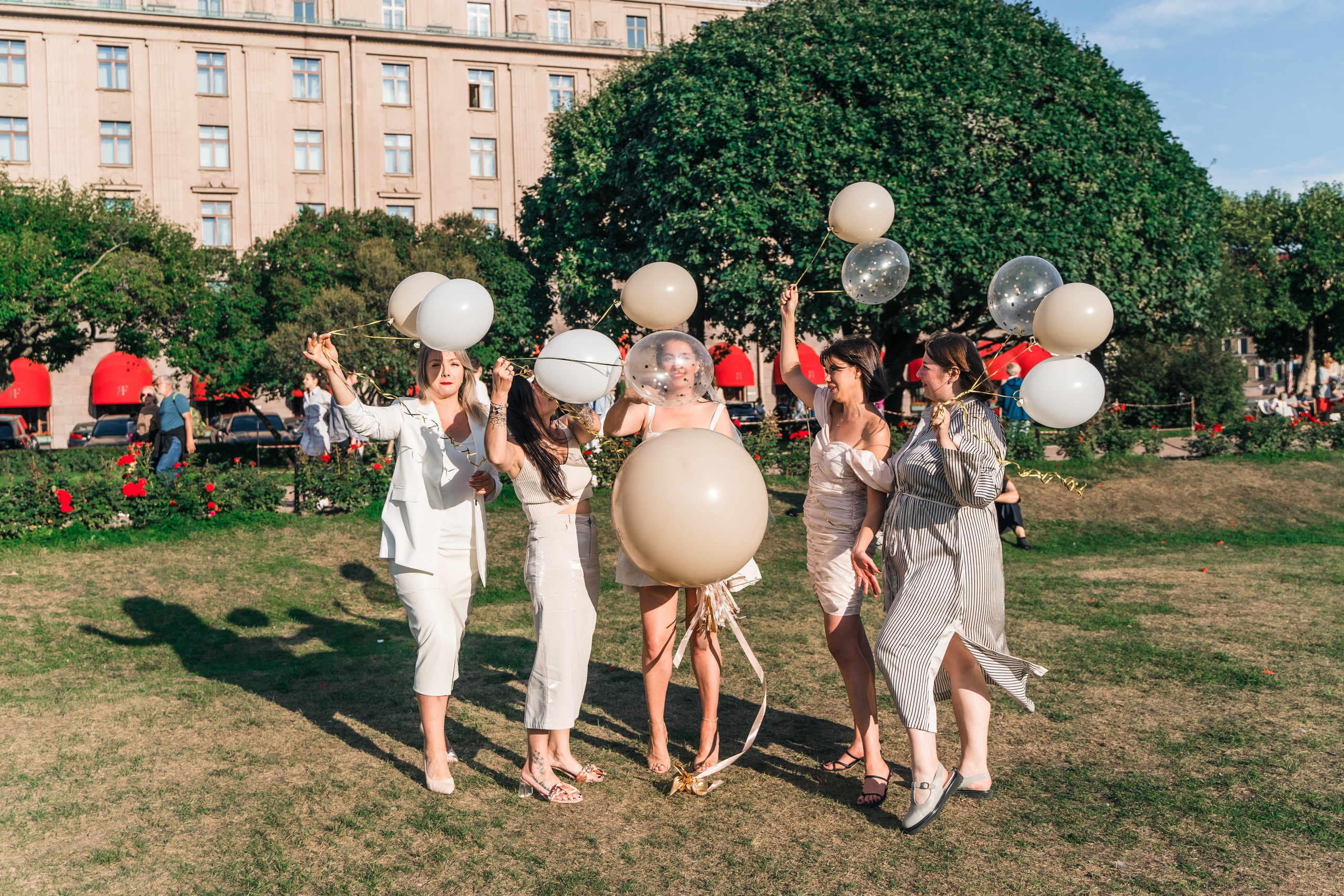 Фотосъемка девичника, встреча девушек, веселые женские портреты