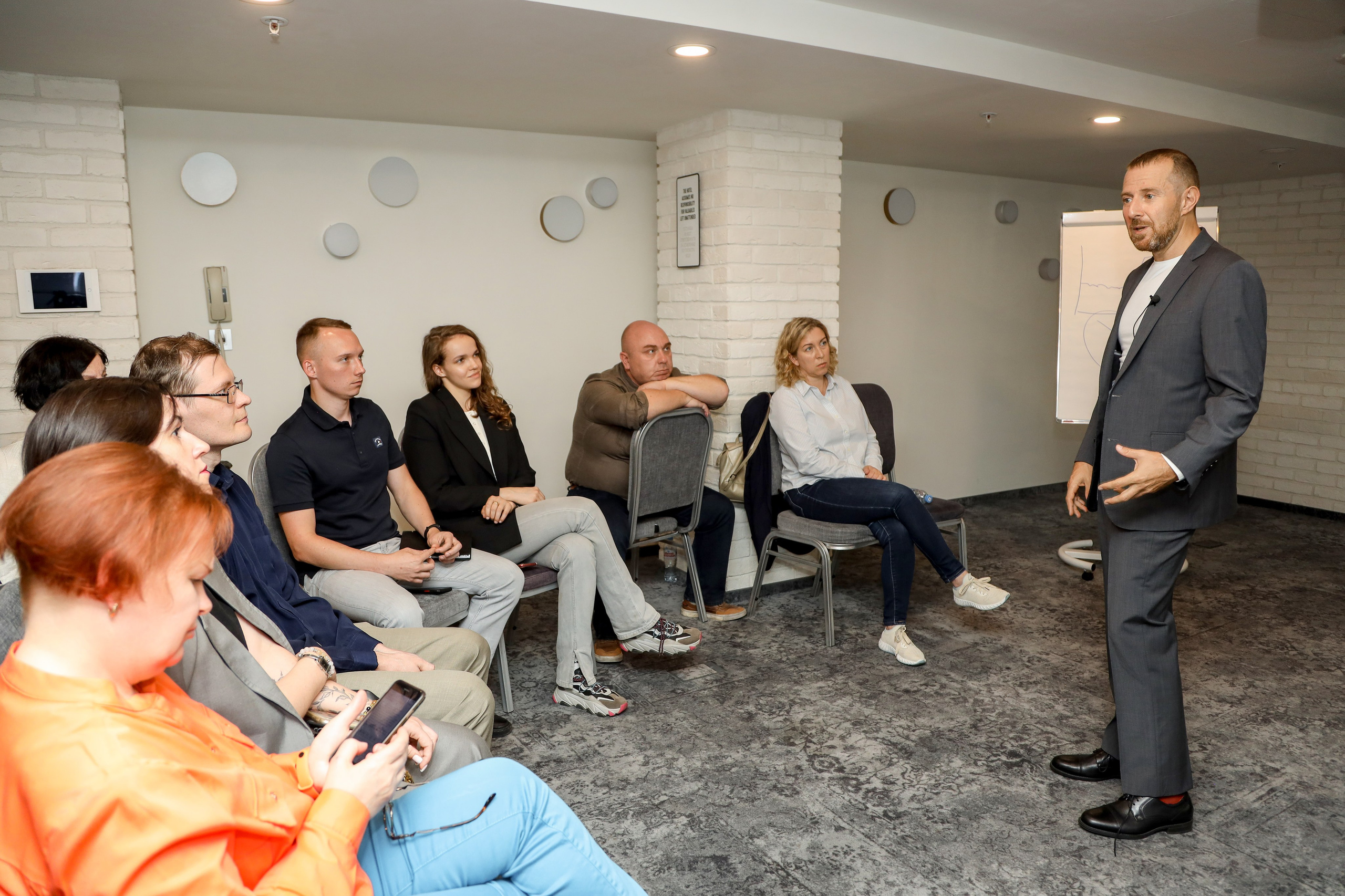 Игорь Рызов деловая встреча. Фотограф Антон Чупринин