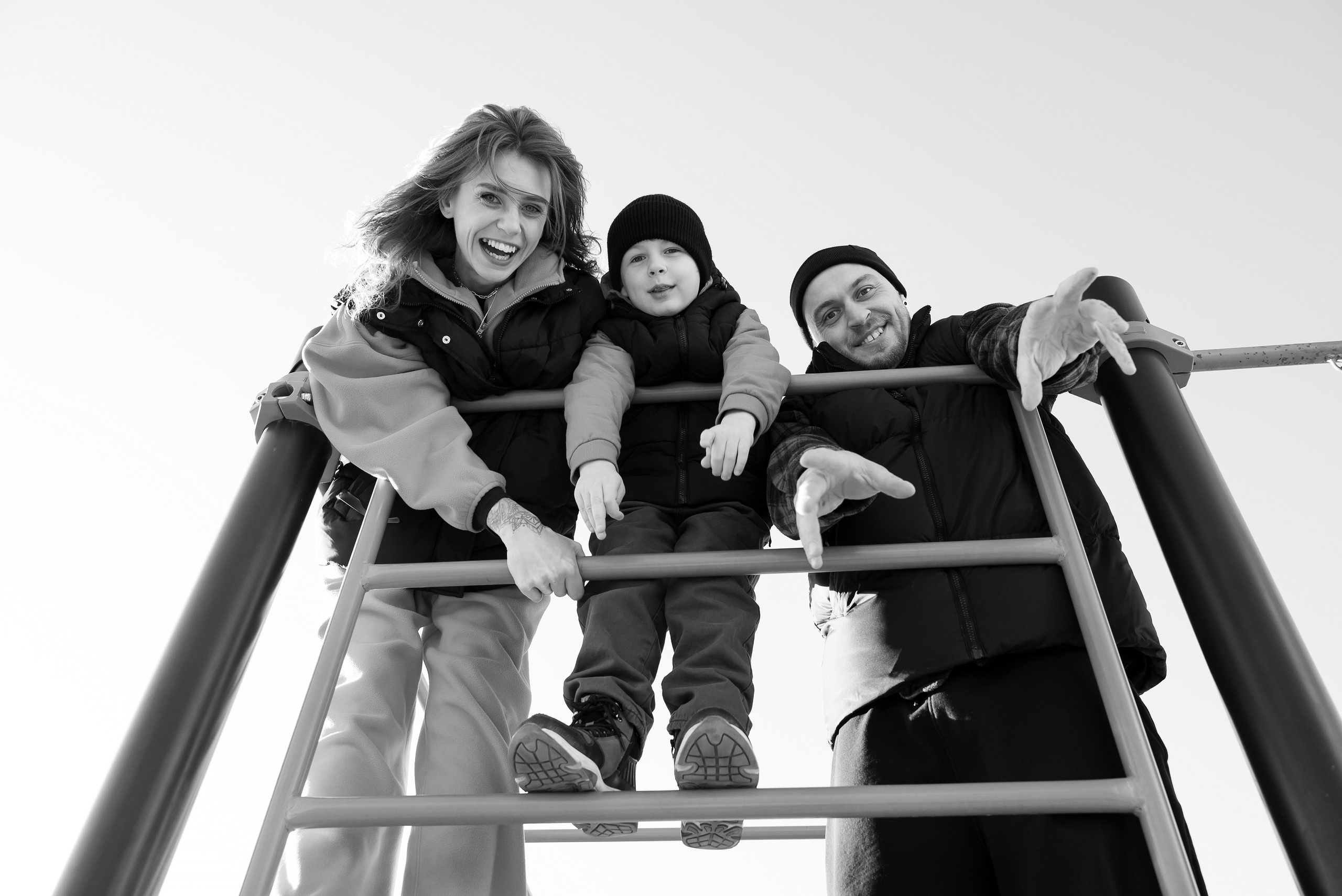 Эмоциональная черно-белая фотография семьи.