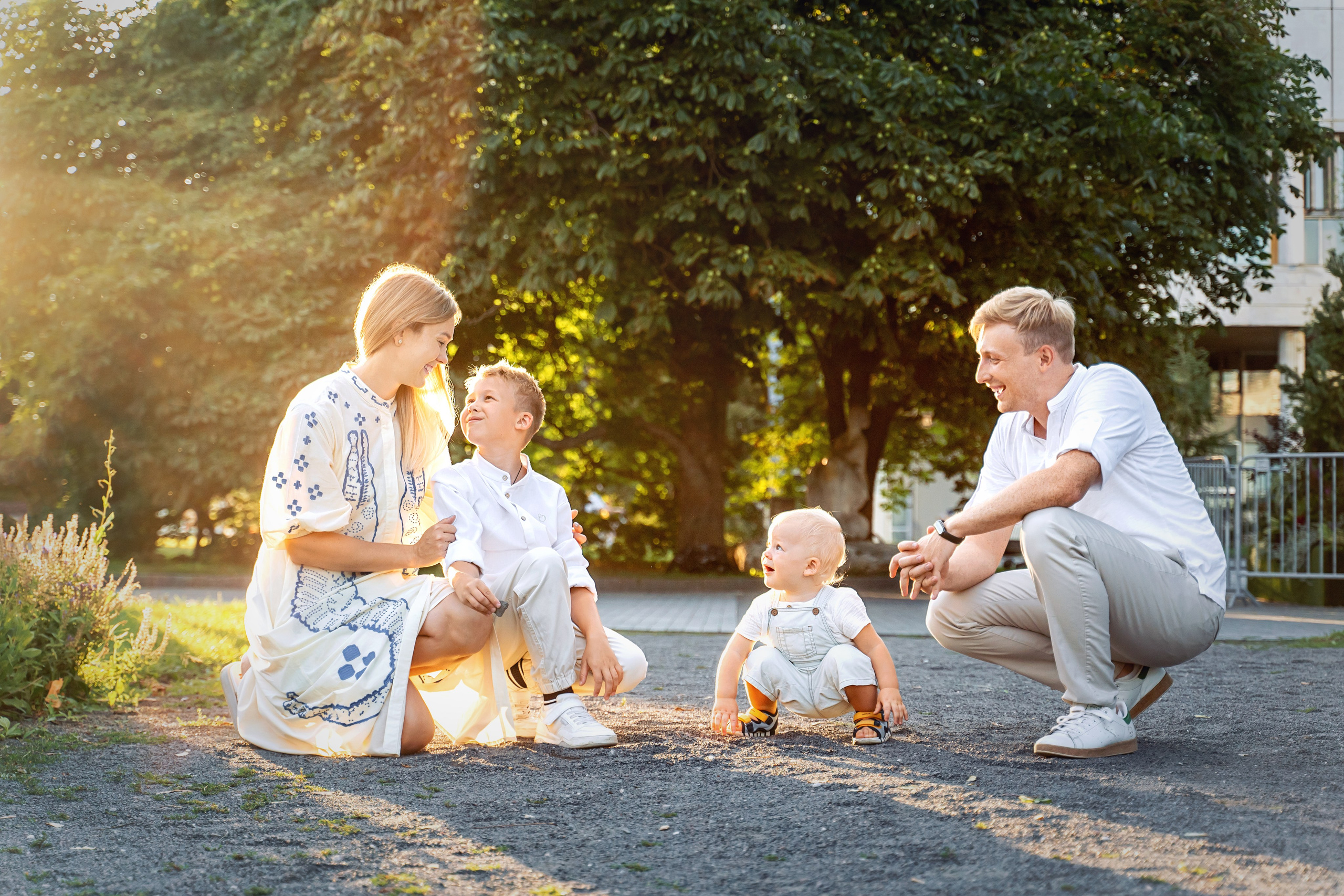 Семейная прогулка в парке Музеон на закате. Фотограф \ Видеограф на Крещение, Венчание Москва| Семейные съемки