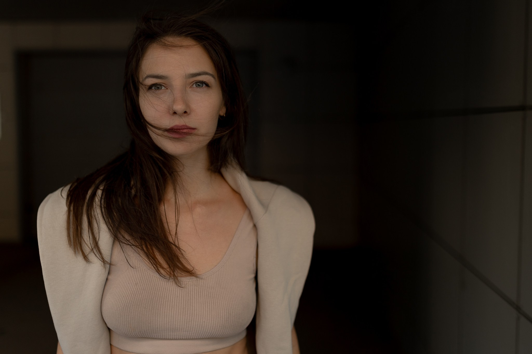 Стильные фотографии молодой девушки 