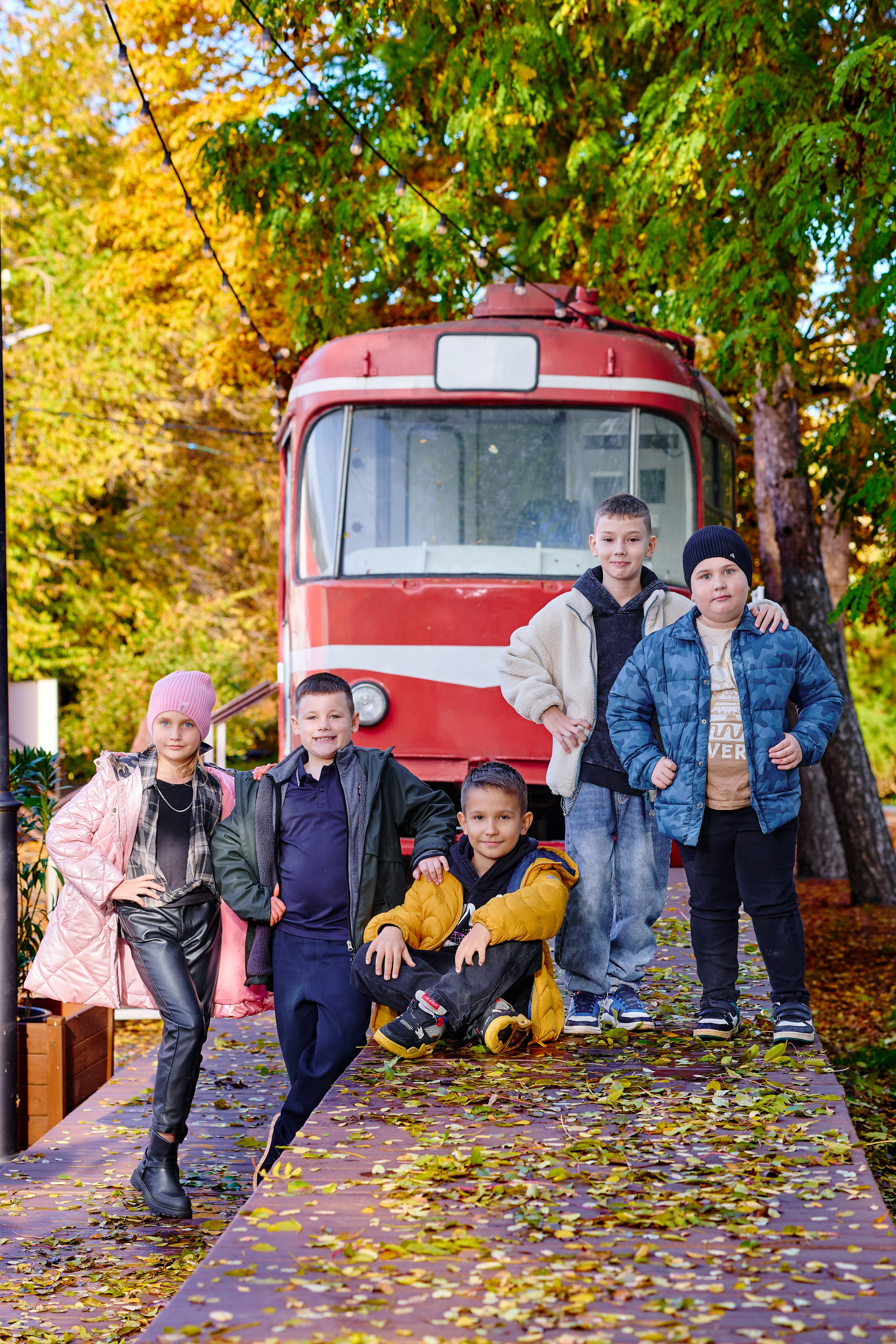 Прогулка в парке классом. Фотограф Выпускные альбомы Таганрог Сергей Коробченко