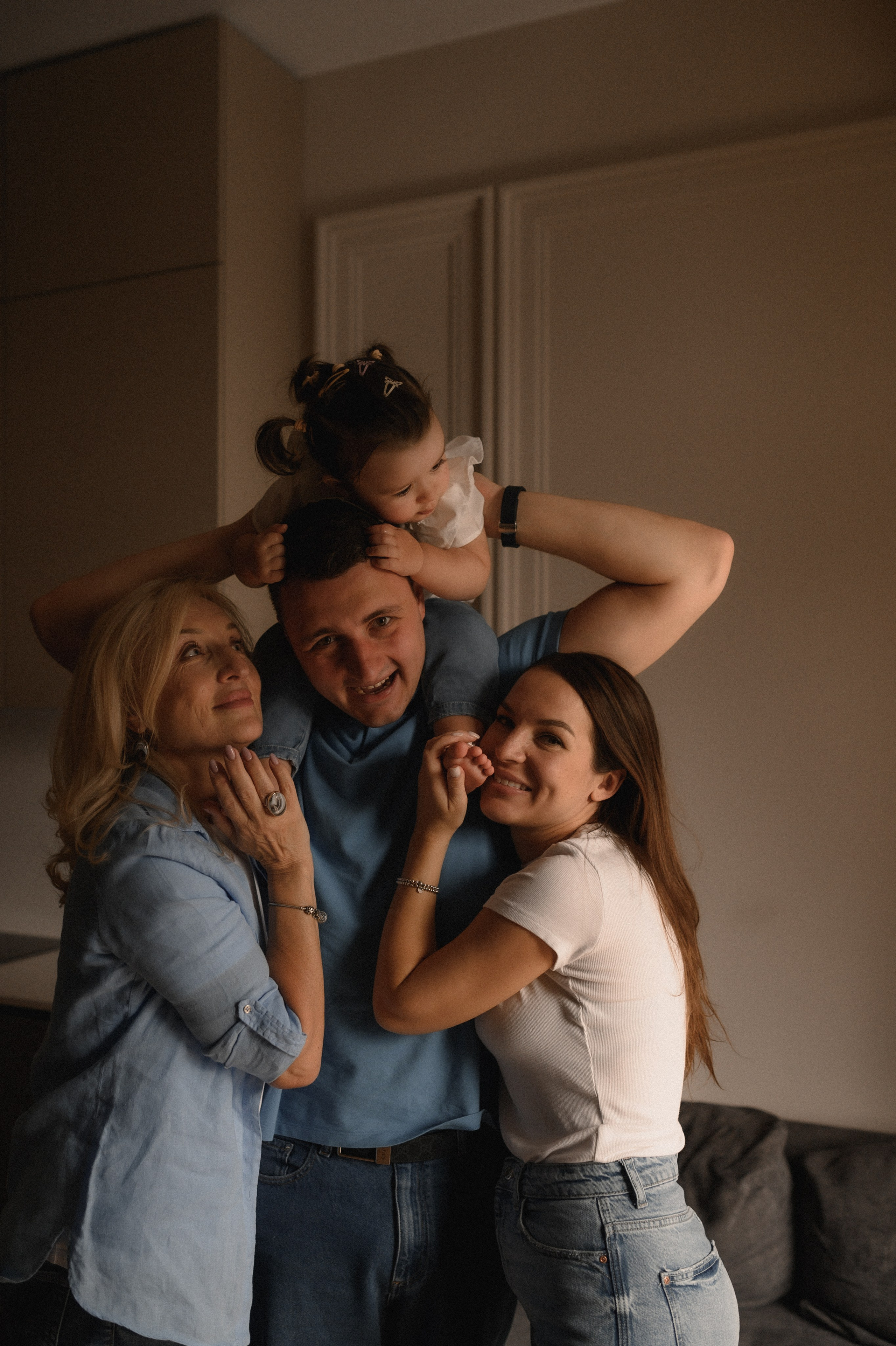 Саша, Таня, Мира и бабушка дома. Семейный и свадебный lifestyle-фотограф в Москве Мария Петрова